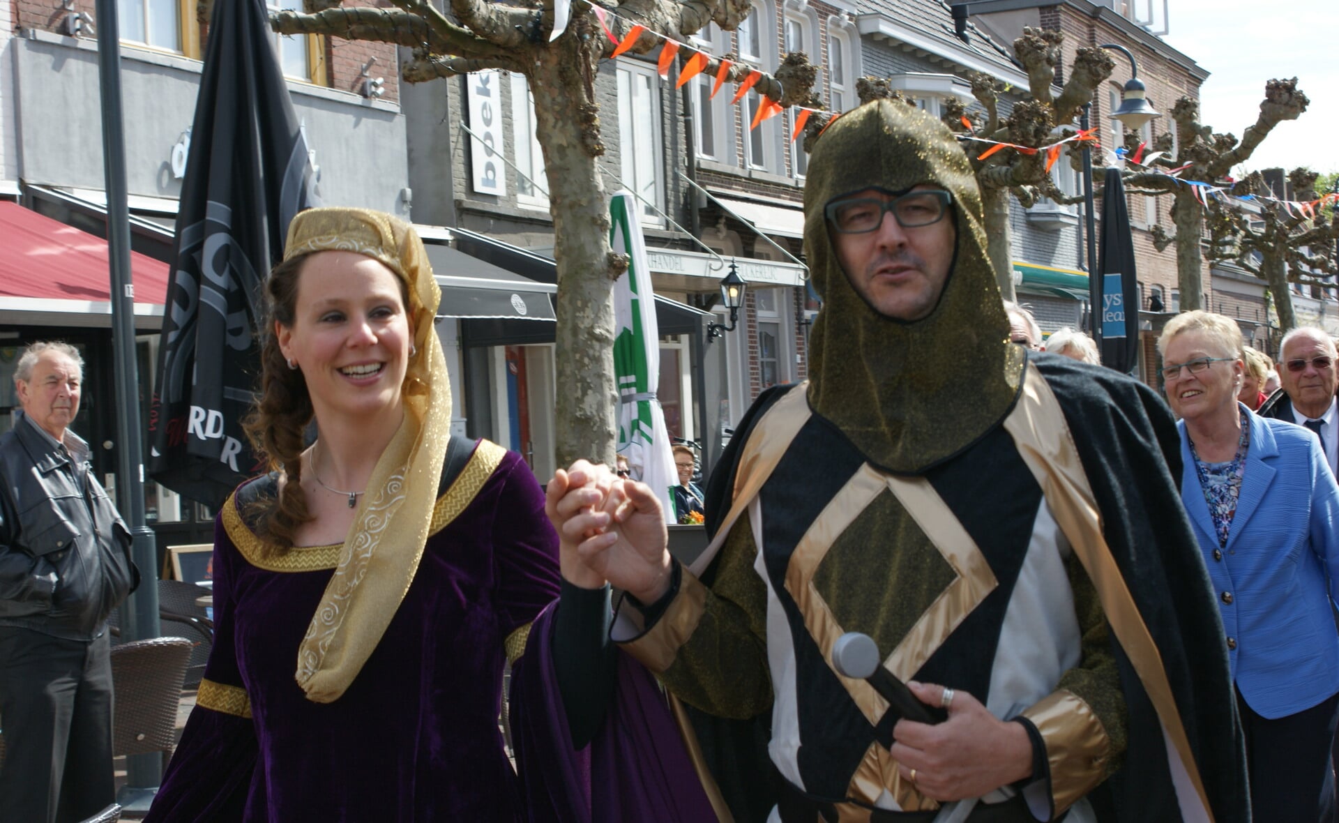Koningsdag staat in Boxtel in het teken van ridders en jonkvrouwen. Die zijn dan ook de hele dag te vinden op de Markt en gingen voorop in de stoet van alle gedecoreerden. (Foto: Marc Cleutjens).