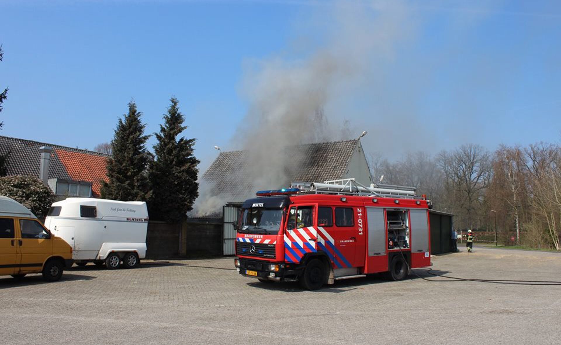 Donderdagmiddag woedde er in de schuur nabij De Oude Ketting aan de Bosschweg een kleine brand. De brandweer had het vuur snel onder controle. 's Nachts stond het bijgebouw weer in lichterlaaie. (Foto: Annelieke van der Linden).