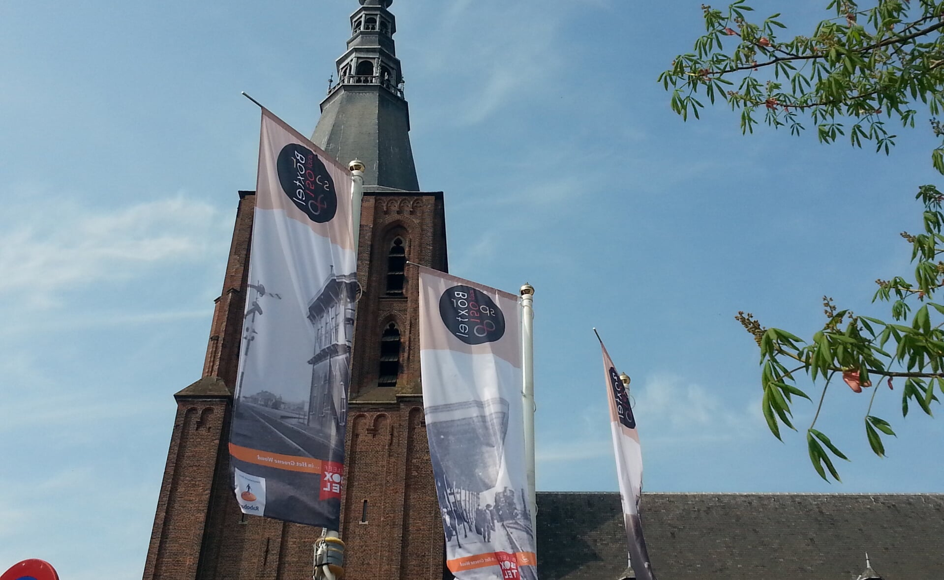 Op tal van plekken in Boxtel zijn deze week fraaie banieren opgehangen, die het evenement 150 jaar spoor aangekondigd. (Foto: Marc Cleutjens).
