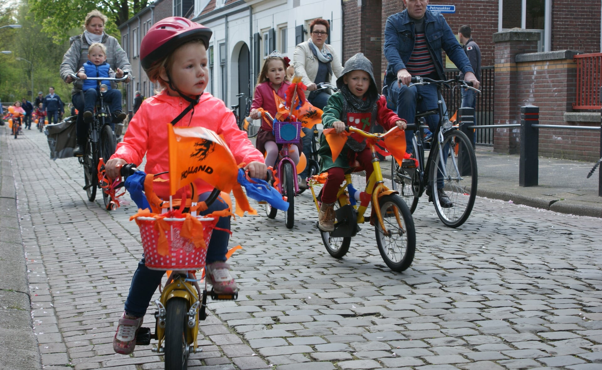 Enkele honderden Boxtelse kinderen hebben op Koninsdag hun fiets versierd in park Stapelen. Daarna fietsen ze in een peloton richting de Markt. (Foto: Marc Cleutjens).