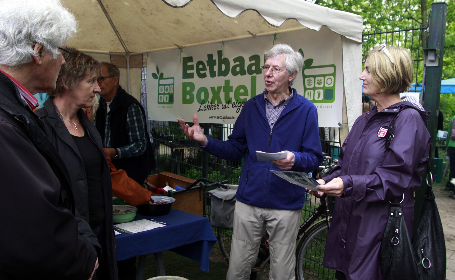 Tijdens de bijen- en plantjesmarkt in wandelpark Molenwijk gaf wethouder Marusjka Lestrade (rechts) het startsein voor de eerste editie van De Groene Draad. (Foto: Gerard Schalkx). 