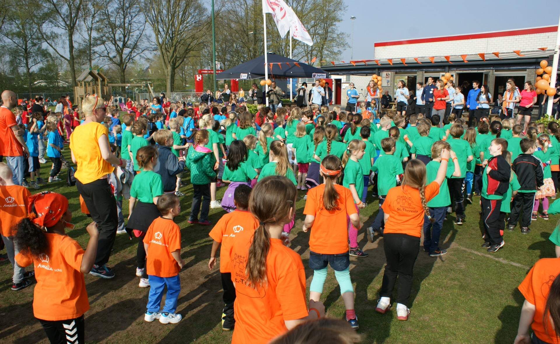 Samen dansen op het liedje 'Energie' van Kinderen voor Kinderen. Dat markeerde het begin van de Koningspelen in Boxtel. (Foto: Marc Cleutjens).
