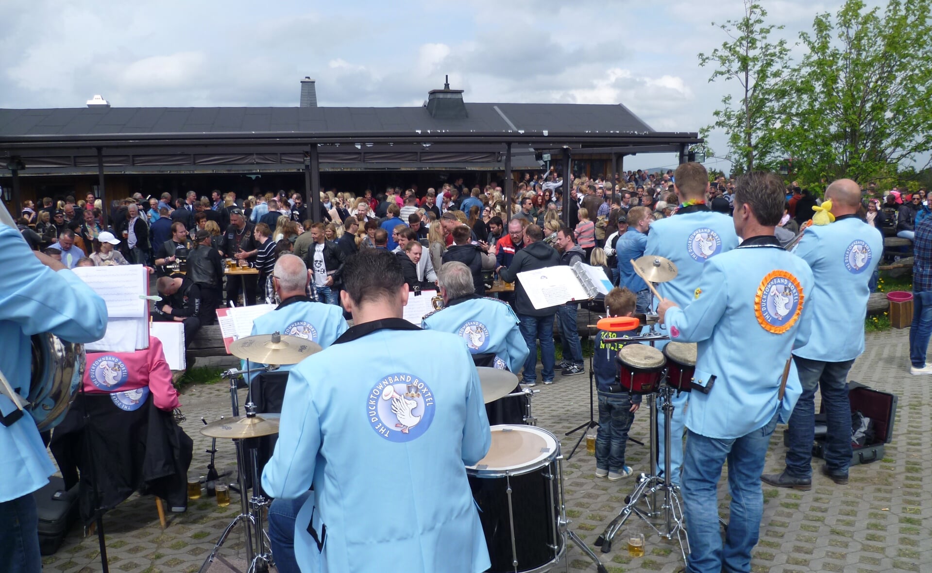 The Ducktownband uit Boxtel speelde op Eerste Pinksterdag voor een duizendkoppig publiek in het Duitse Hochsauerland.