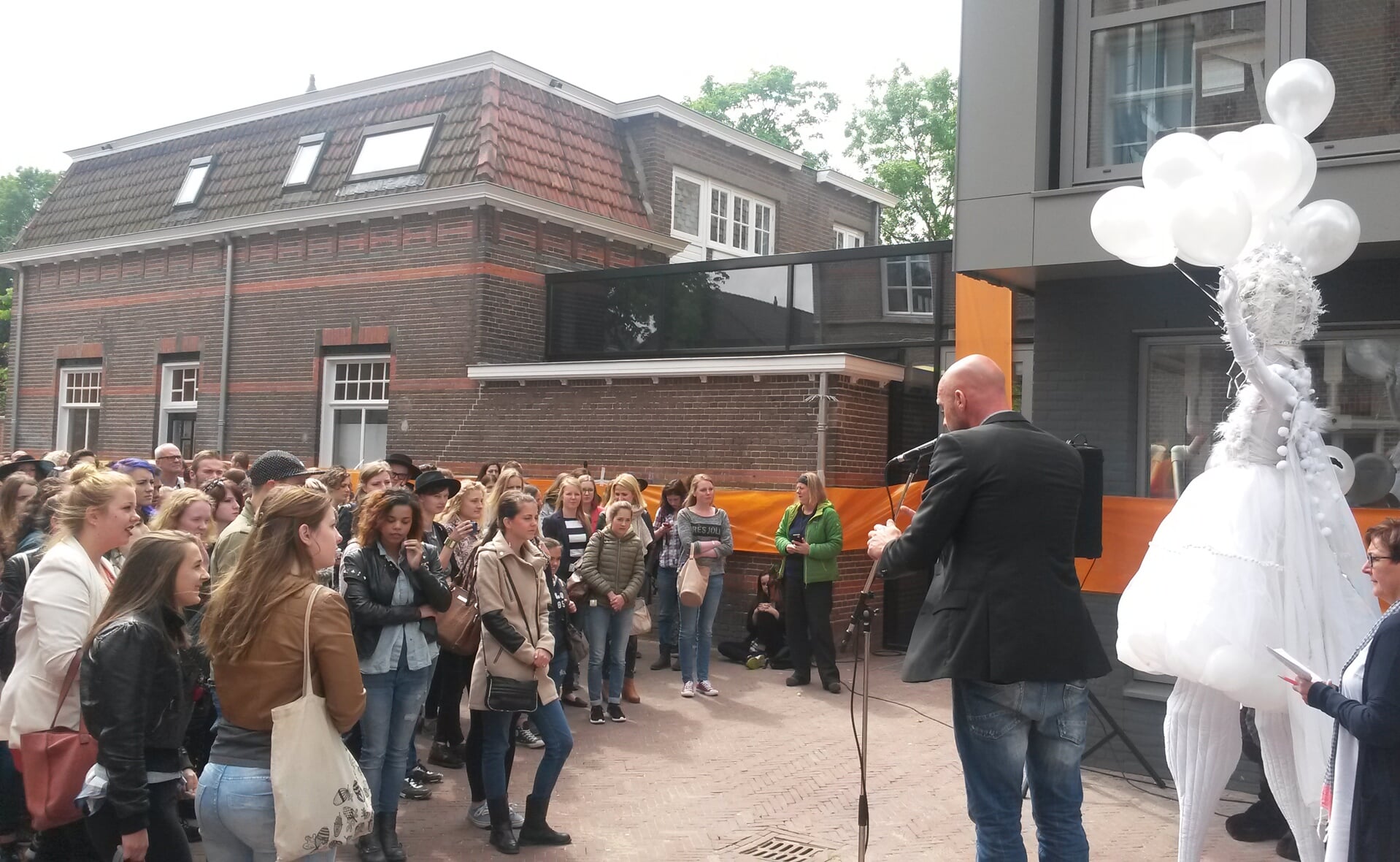 Een wensenfee kwam eraan te pas om de nieuwe ateliers van mbo-school SintLucas aan de Burgakker in Boxtel te openen. (Foto: Henk van Weert). 