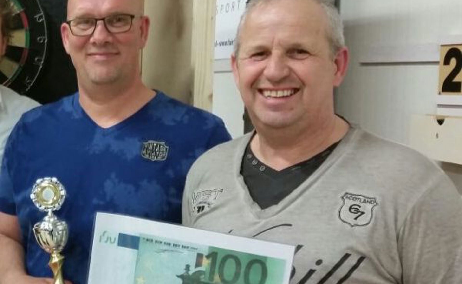 Het ervaren dartskoppel Marcel Peijnenburg (links) en Jan van Gerwen won de eerste editie van het Duo Darts Toernooi dat Taverbo/Sabo zaterdag 9 mei hield. (Foto: Taverbo). 