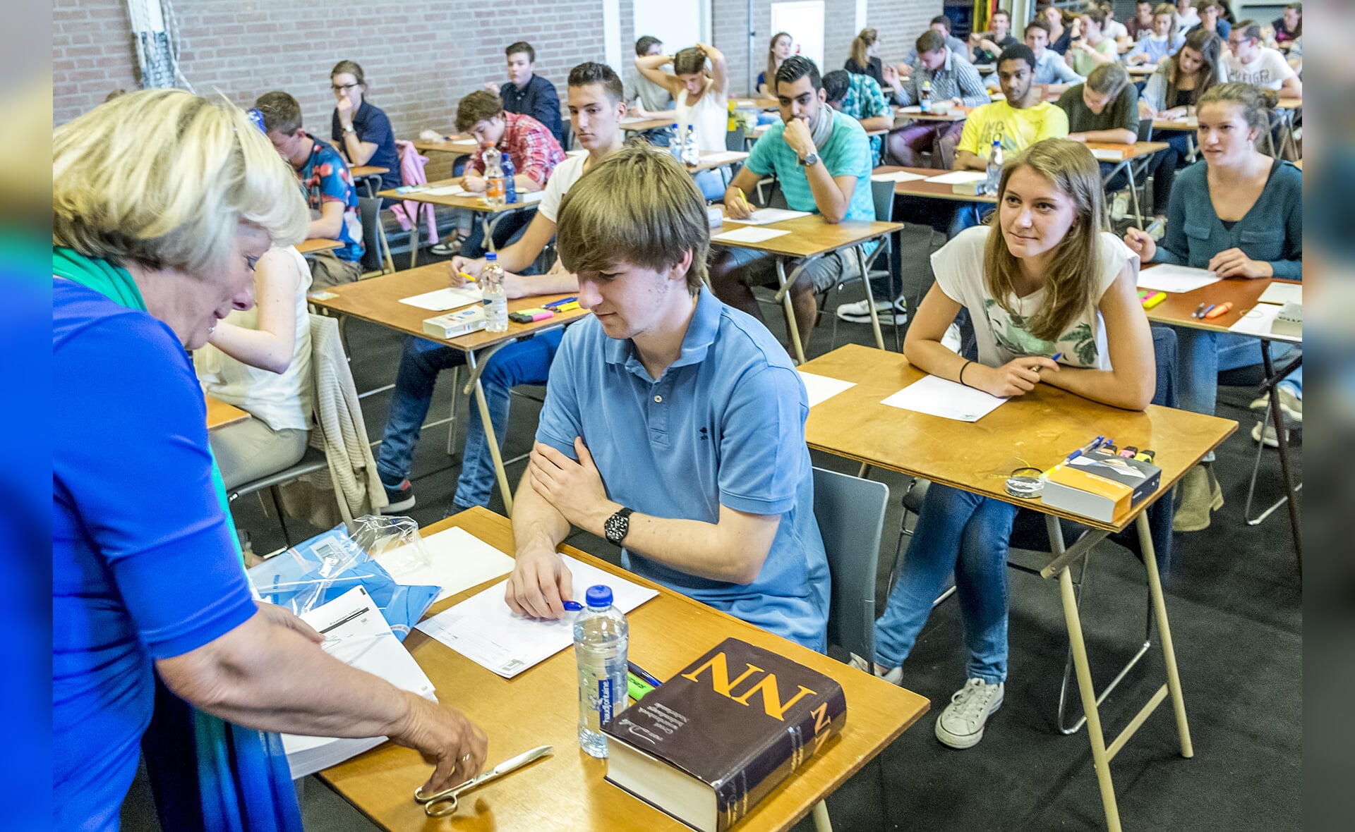 Leerlingen van de vwo-afdeling van het Jacob-Roelandslyceum in Boxtel staan op het punt om te beginnen met het eerste examen Nederlands. (Foto: Peter de Koning).  