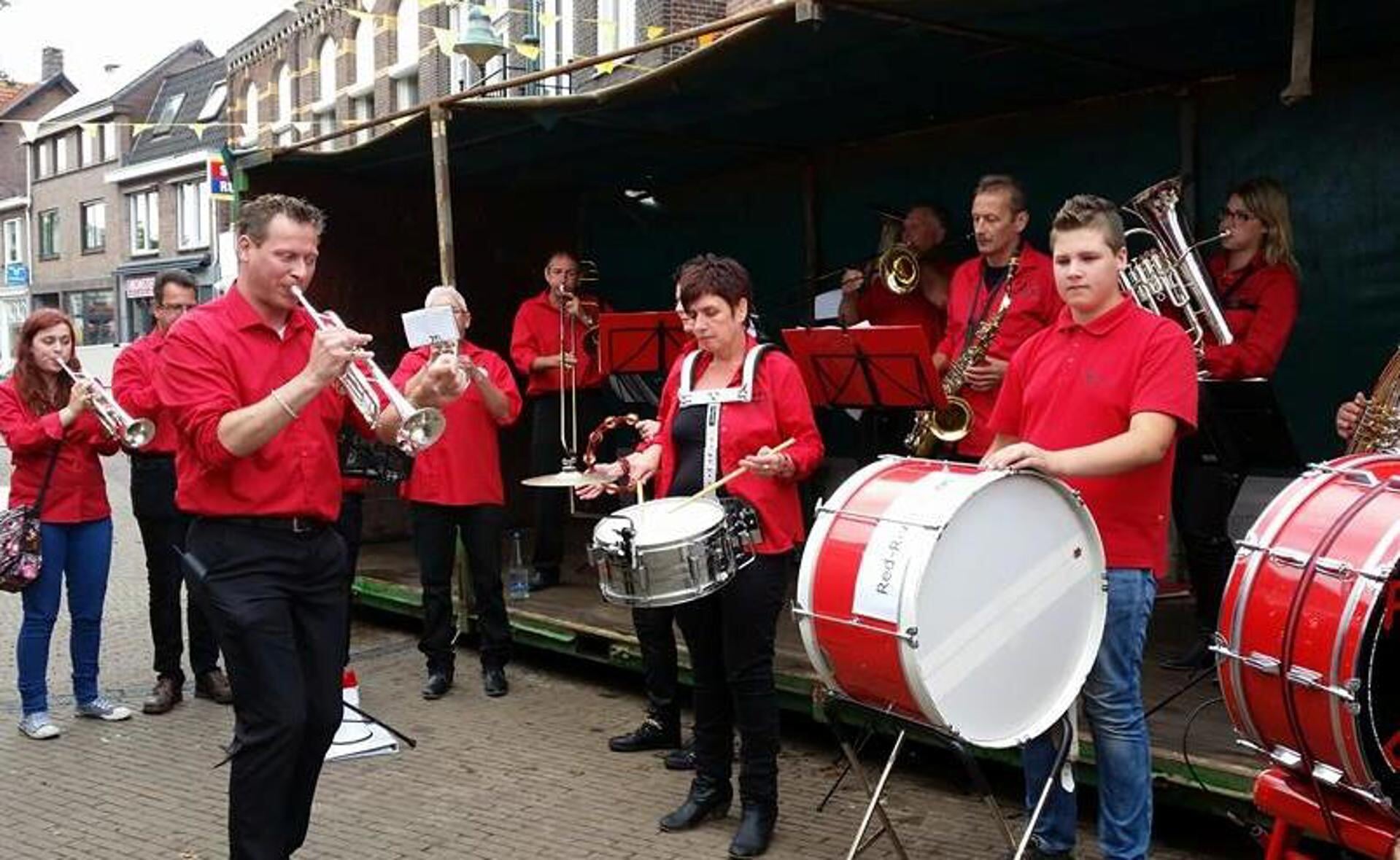 De Red River Band opent het Muziekstraatje zondag 17 mei om 12.00 uur. 