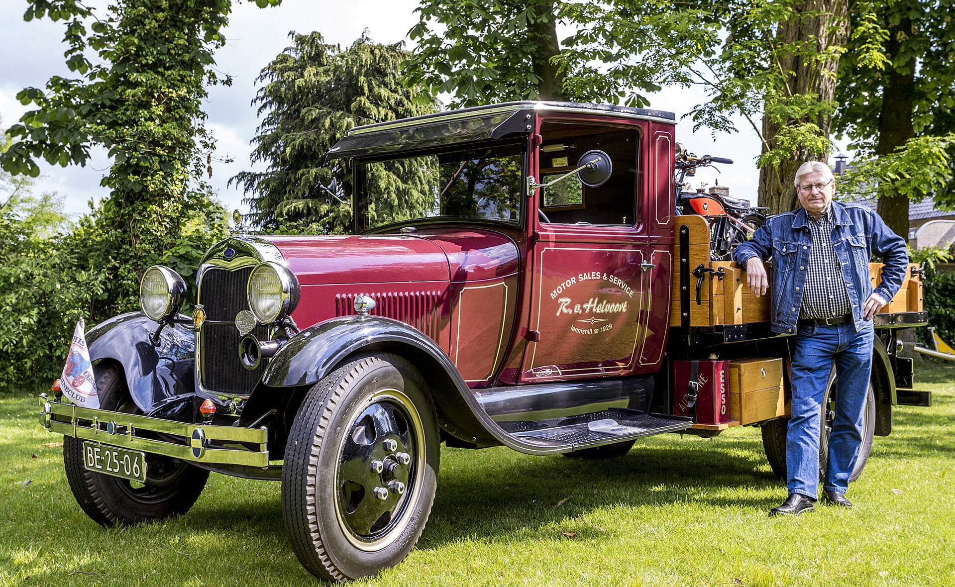 Rien van Helvoort pronkt met zijn Ford AA-truck uit 1929. Hij stond aan de wieg van de Keistampersrit die vandaag voor de 25e keer wordt verreden. (Foto: Peter de Koning).