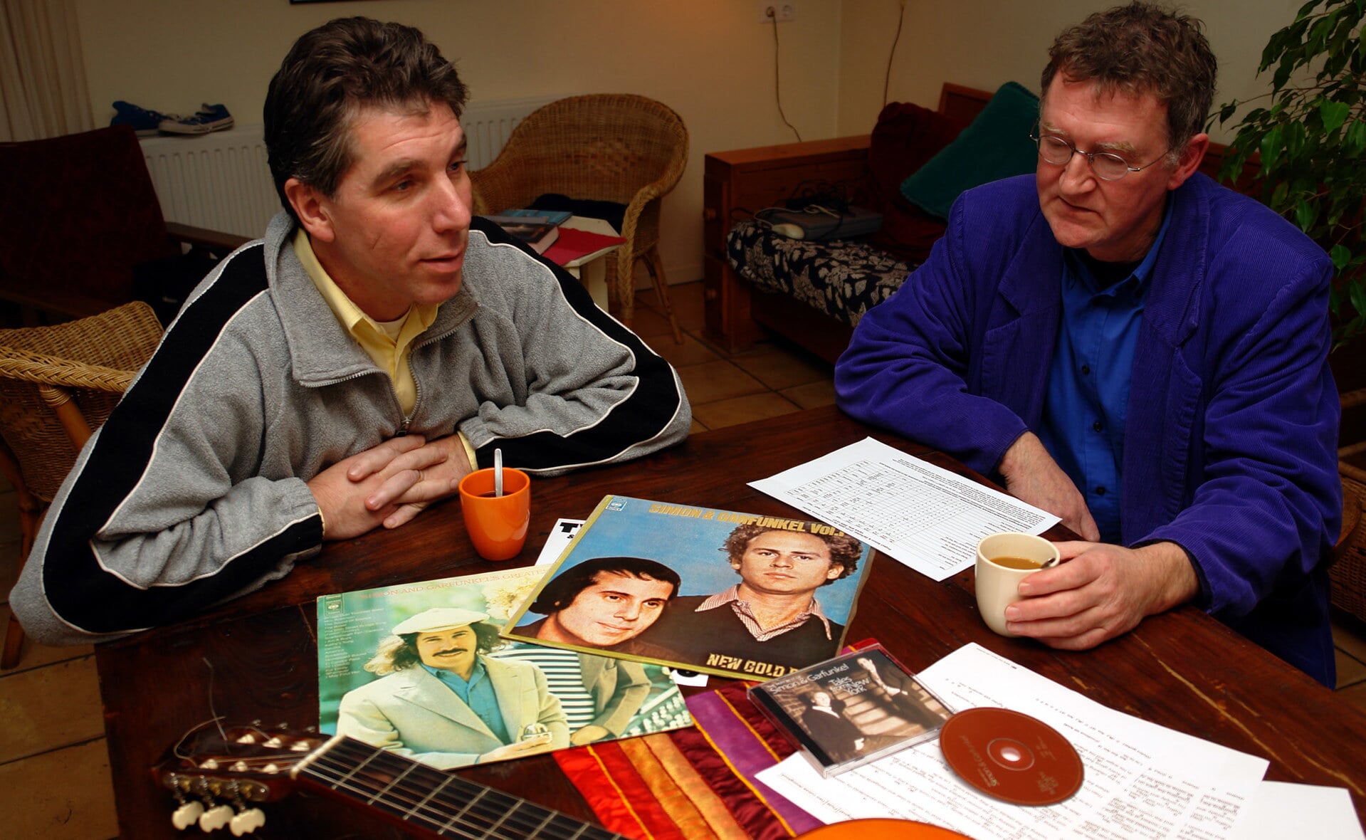 Adrie van Osch (links) en Jos Vervoort vormen al veertig jaar Two of Us. Net als in 2006 gaan ze een concert geven met nummers van Simon & Garfunkel. (Foto: Albert Stolwijk).