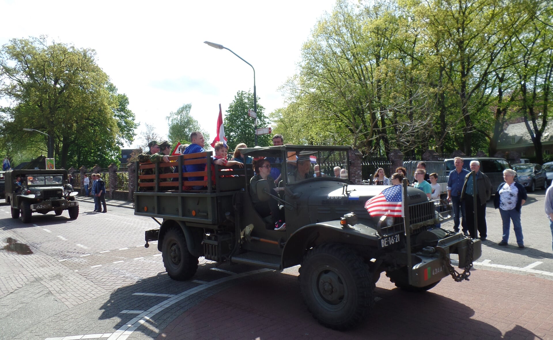 Ruim vijftig militaire voertuigen trokken dinsdag door de straten van Gemonde. (Foto: Stefan Latijnhouwers).