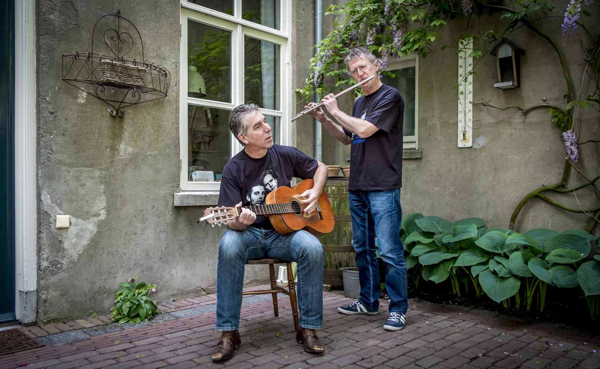 Adrie van Osch (links) en Jos Vervoort spelen veertig jaar samen en vieren dat met een cd met Simon & Garfunkel-liedjes. (Foto: Peter de Koning).