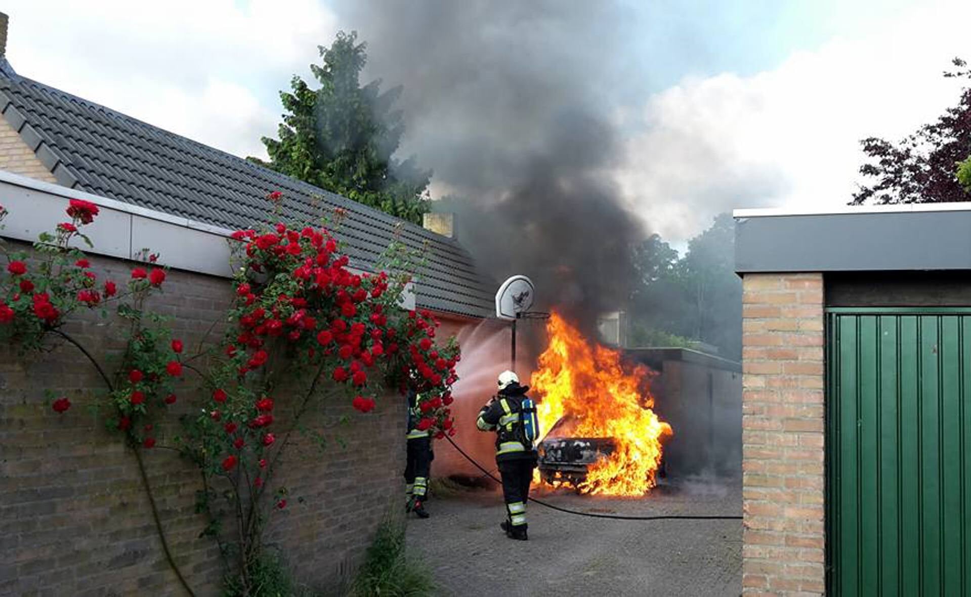 Na een nacht zonder brandmelding was het maandagochtend opnieuw raak. In een brandgang achter de woningen aan de Molenweide ging opnieuw een auto in vlammen op. (Foto: Henk van Weert).