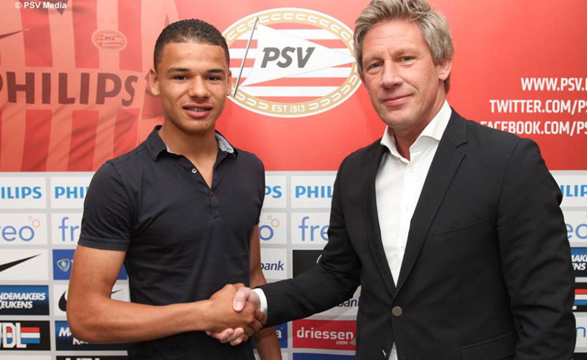 Armando Obispo tekende donderdag een contract bij PSV. Na de ondertekening werd hij gefeliciteerd door technisch directeur Marcel Brands. (Foto: PSV).