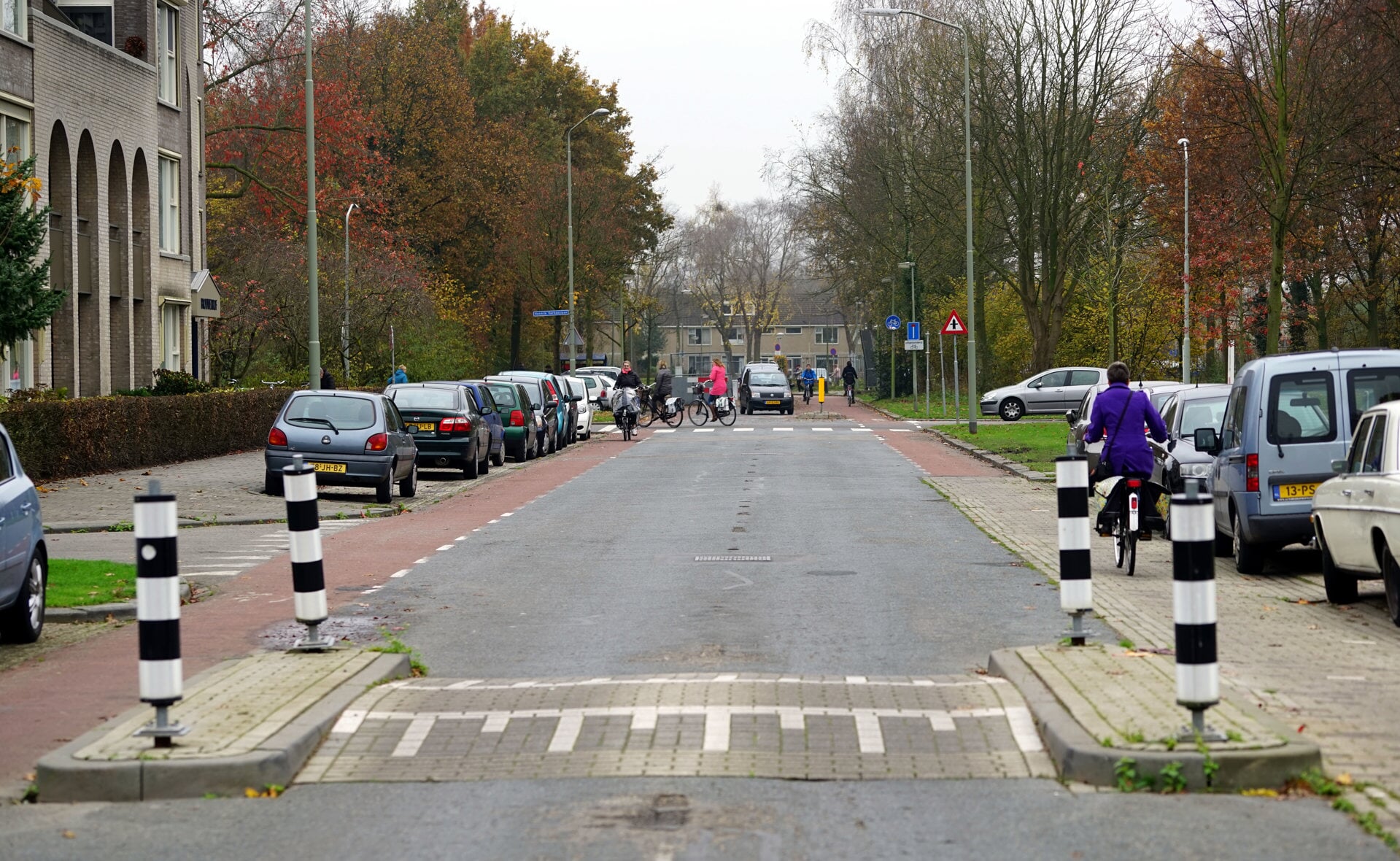 De kruising van de Dr. de Brouwerlaan met de Hendrik Verheeslaan is volgens wethouder Herman van Wanrooij onveilig voor fietsers. De straat én de betreffende kruising worden daarom anders ingericht. (Foto: Albert Stolwijk).
