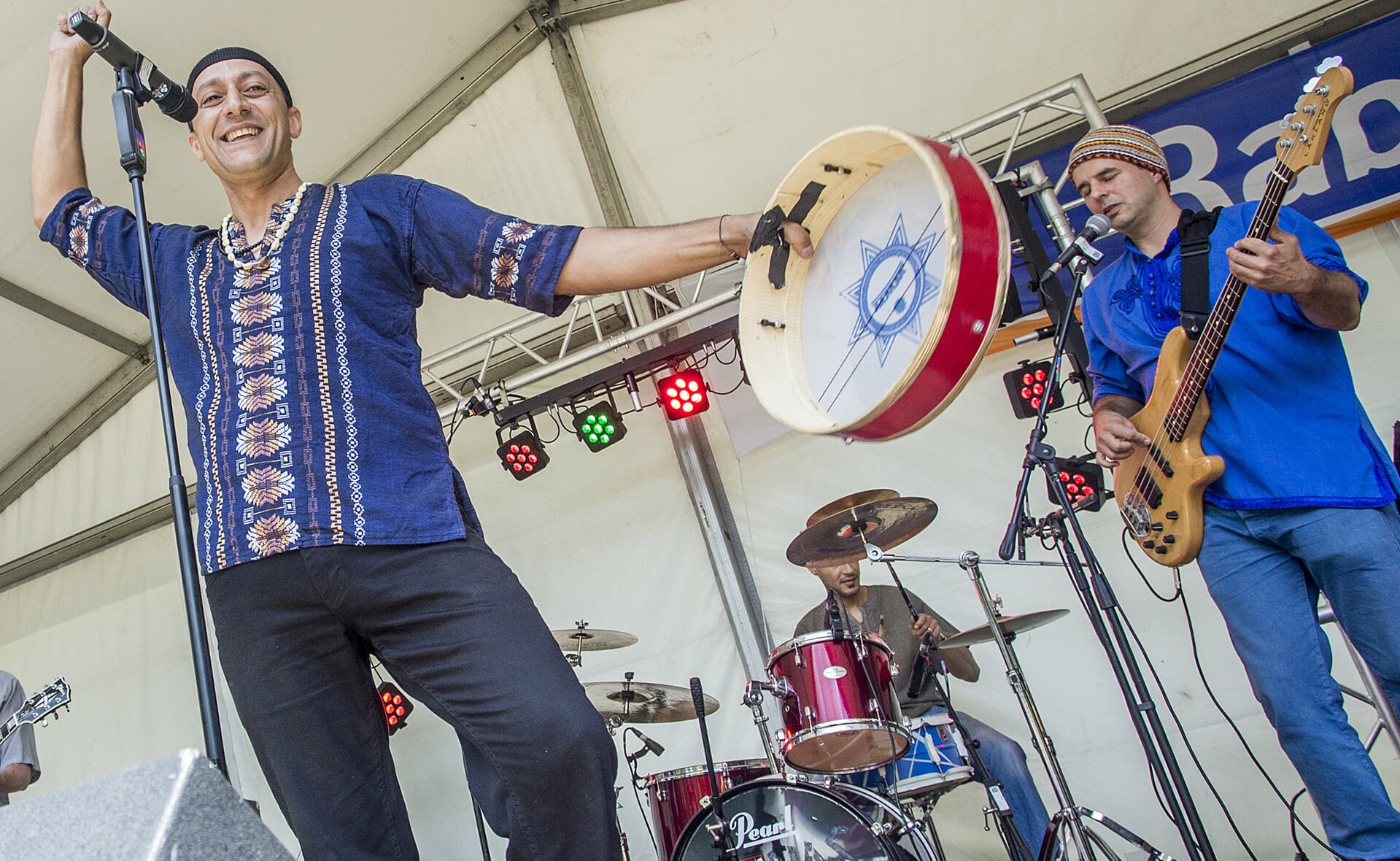 Sami El Ghousli (links) van Kasba op de Bazaar 2014. De zanger is met zijn Boxtels-Marokkaanse band te gast op de Boxteldag. (Foto: Peter de Koning).