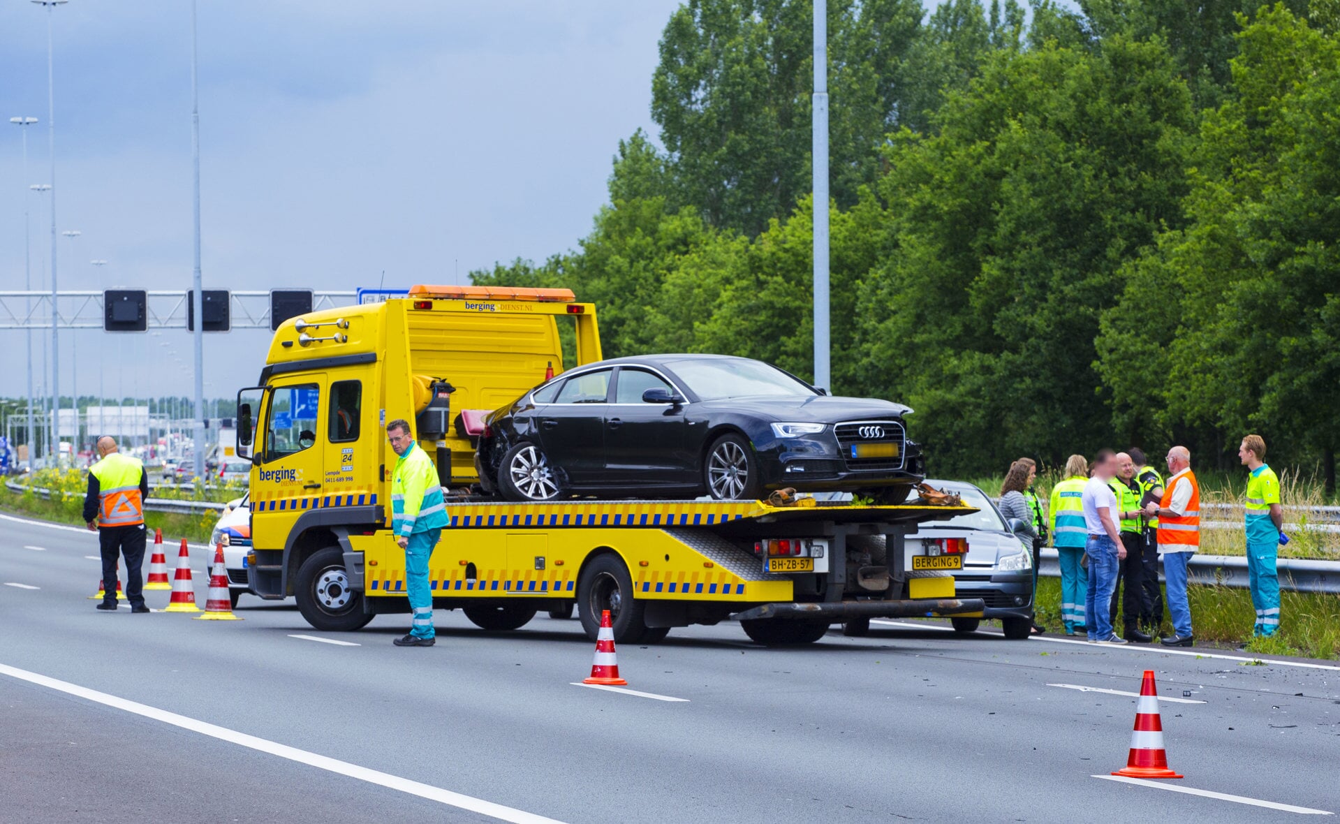Een wagen van een bergingsbedrijf voert de auto's af die betrokken waren bij het verkeersongeval op de A2 ter hoogte van Liempde.  (Foto: Persburo Sander van Gils). 