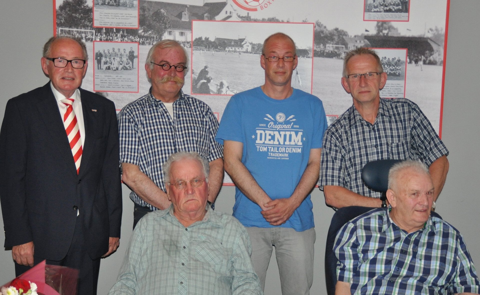 Voorzitter Ties Pronk (links) van RKSV Boxtel poseert met (v.l.n.r.) de jubilarissen Willem Voets, Patrick van de Laak, Mari Huijberts (staand) en Bap Verberk en Hennie Schalks (zittend).
