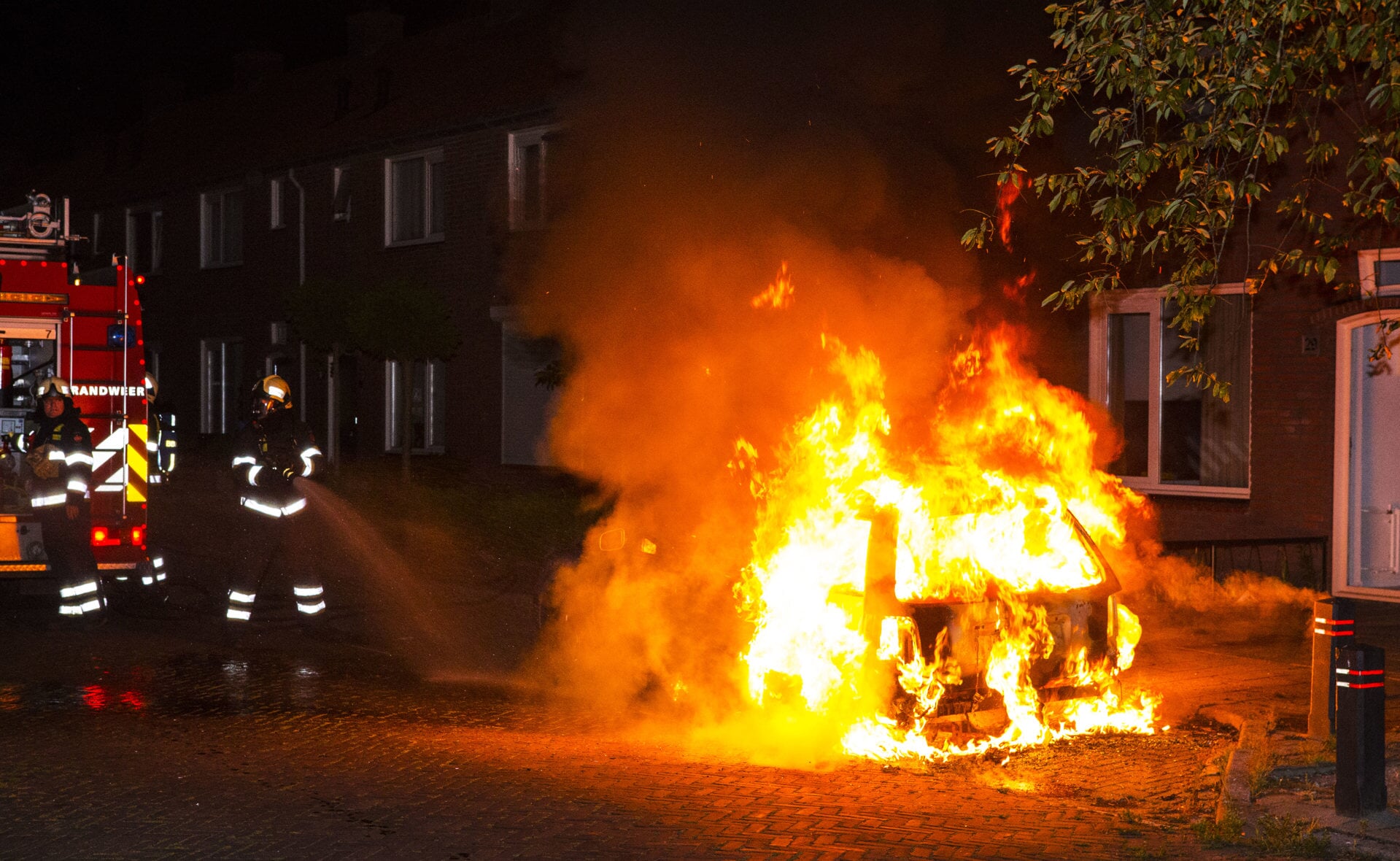 Een stationcar die geparkeerd stond aan de Van Rijckevorselstraat in Boxtel brandde in de nacht van zaterdag op zondag helemaal. (Foto: Sander van Gils). 