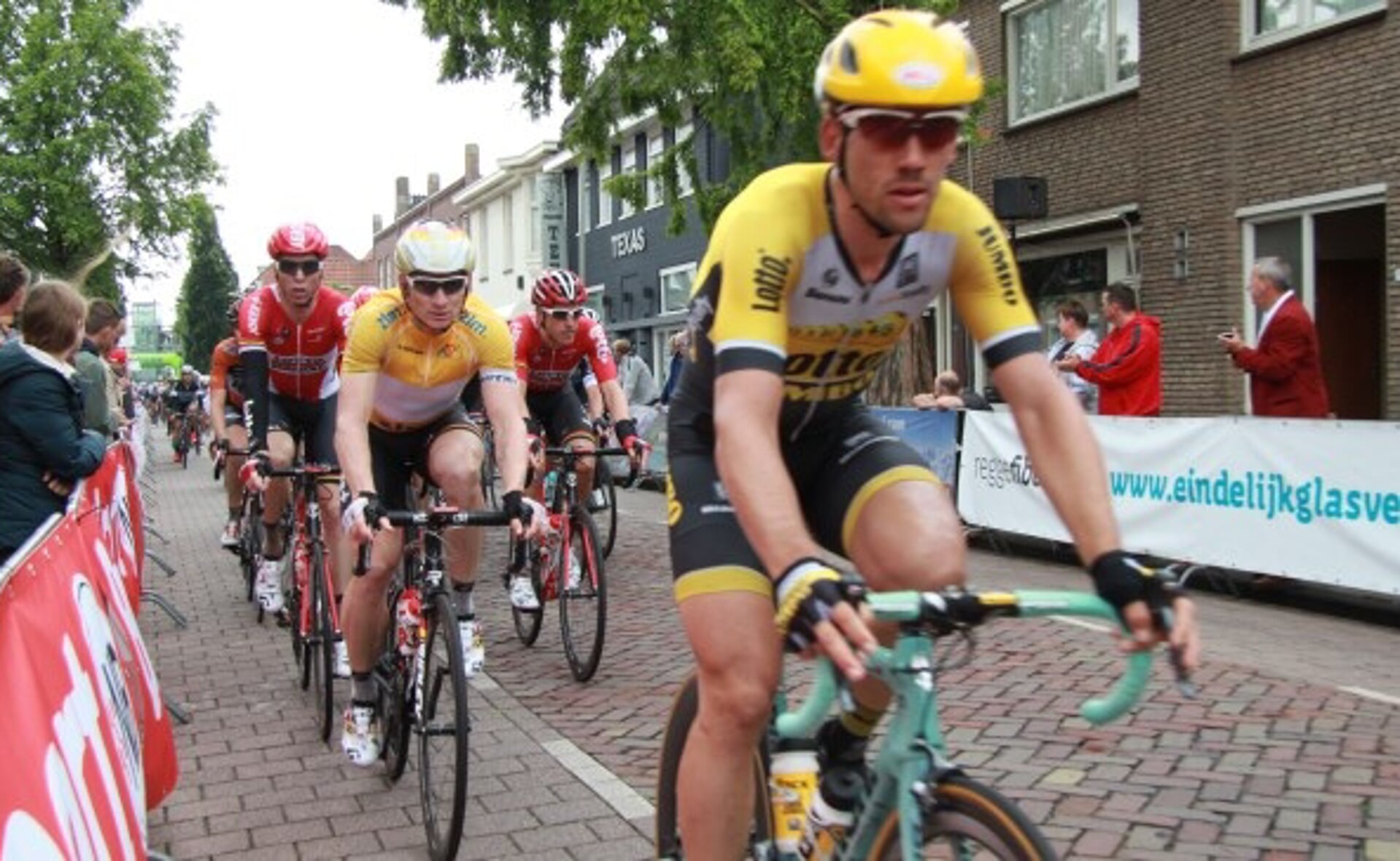 Andre Greipel (links in het geel) tijdens de tweede doorkomst in de Stationsstraat in Boxtel.