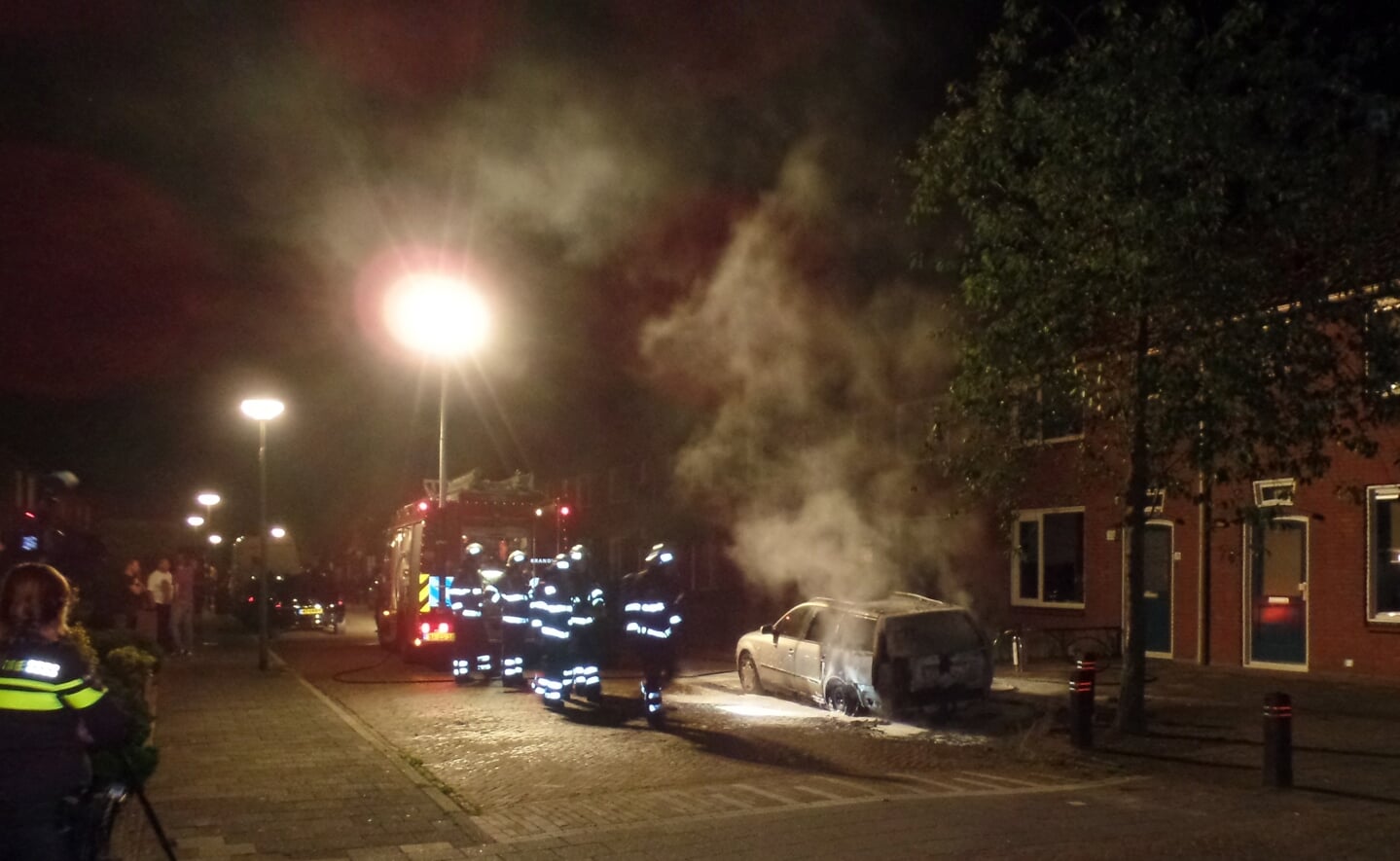 Een geparkeerd staande stationcar in de Van Rijckevorselstraat brandde volledig uit. (Foto: Henk van Weert). 