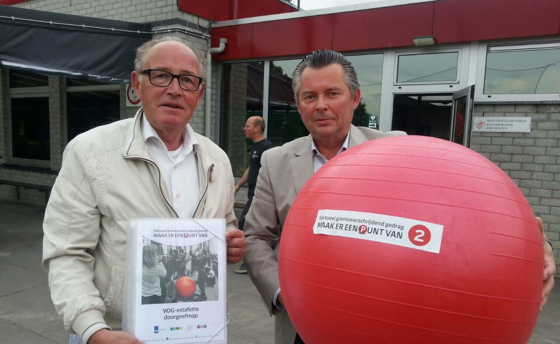 MEP-voorzitter Peter Langenhuijsen (rechts) droeg de rode bal deze week over aan presen Ties Pronk van voetbalclub Boxtel. (Foto: MEP).