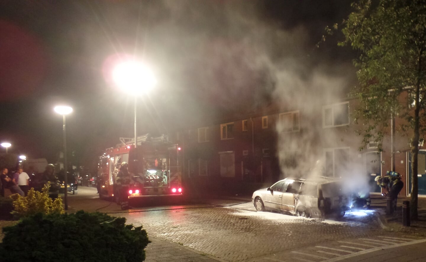 Een geparkeerd staande stationcar in de Van Rijckevorselstraat brandde volledig uit. (Foto: Henk van Weert). 