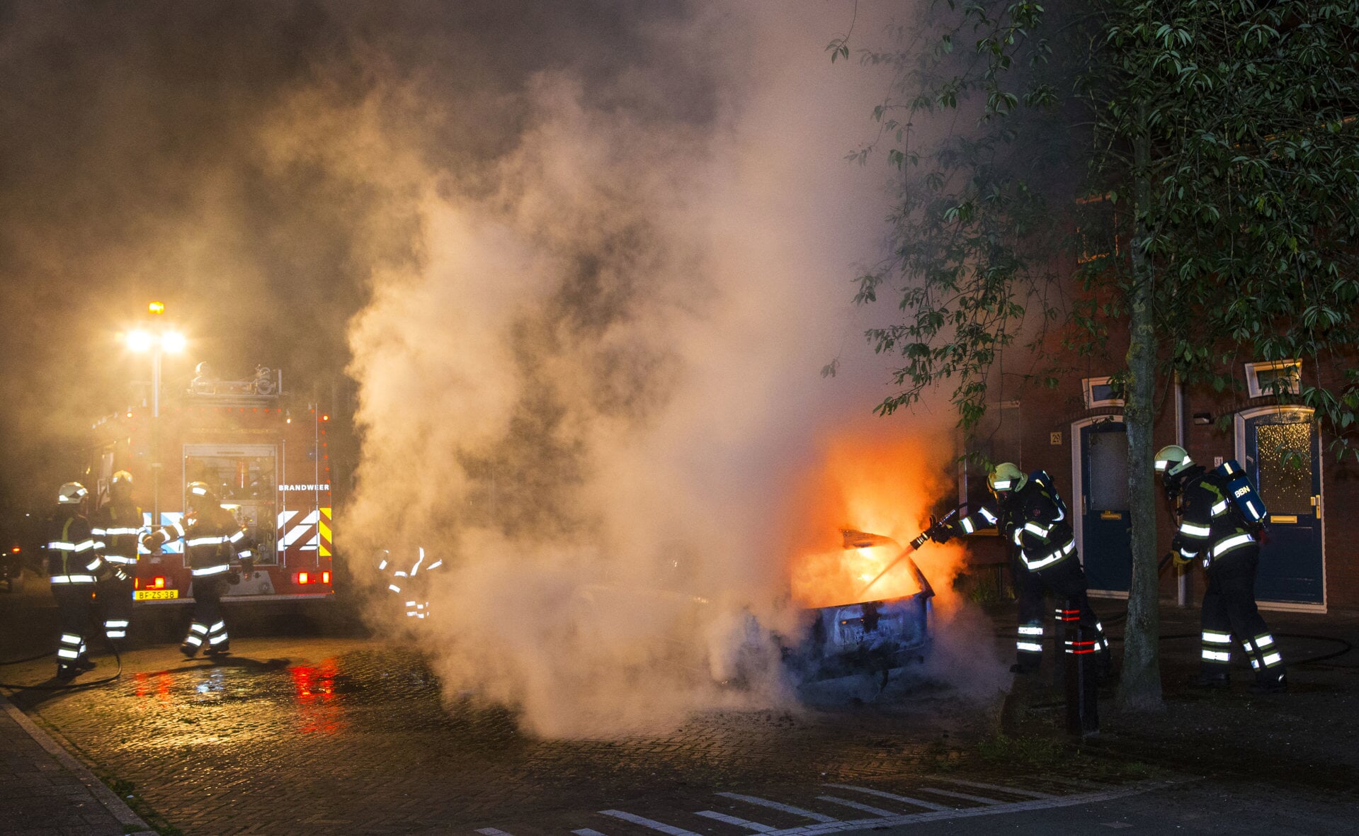Om de komende dagen goed toegerust te zijn op eventuele nieuwe (auto)branden heeft de Boxtelse brandweer de hulp ingeroepen van korpsen uit de omgeving. (Foto: Sander van Gils). 