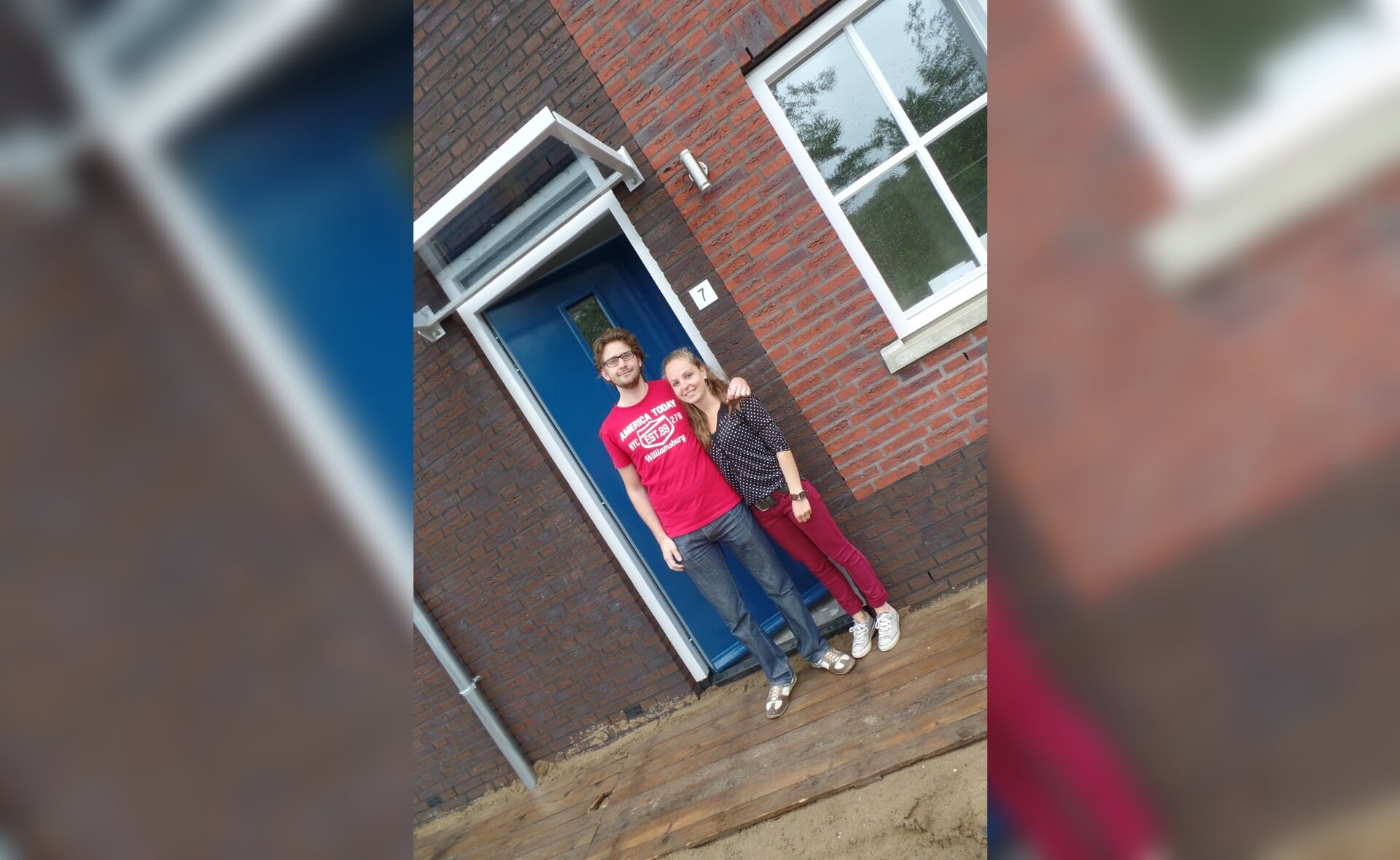 Luke Thomassen en Kirsten Mestrum in de deuropening van de woning waar zij begin september hopen te gaan samenwonen. (Foto: Henk van Weert). 