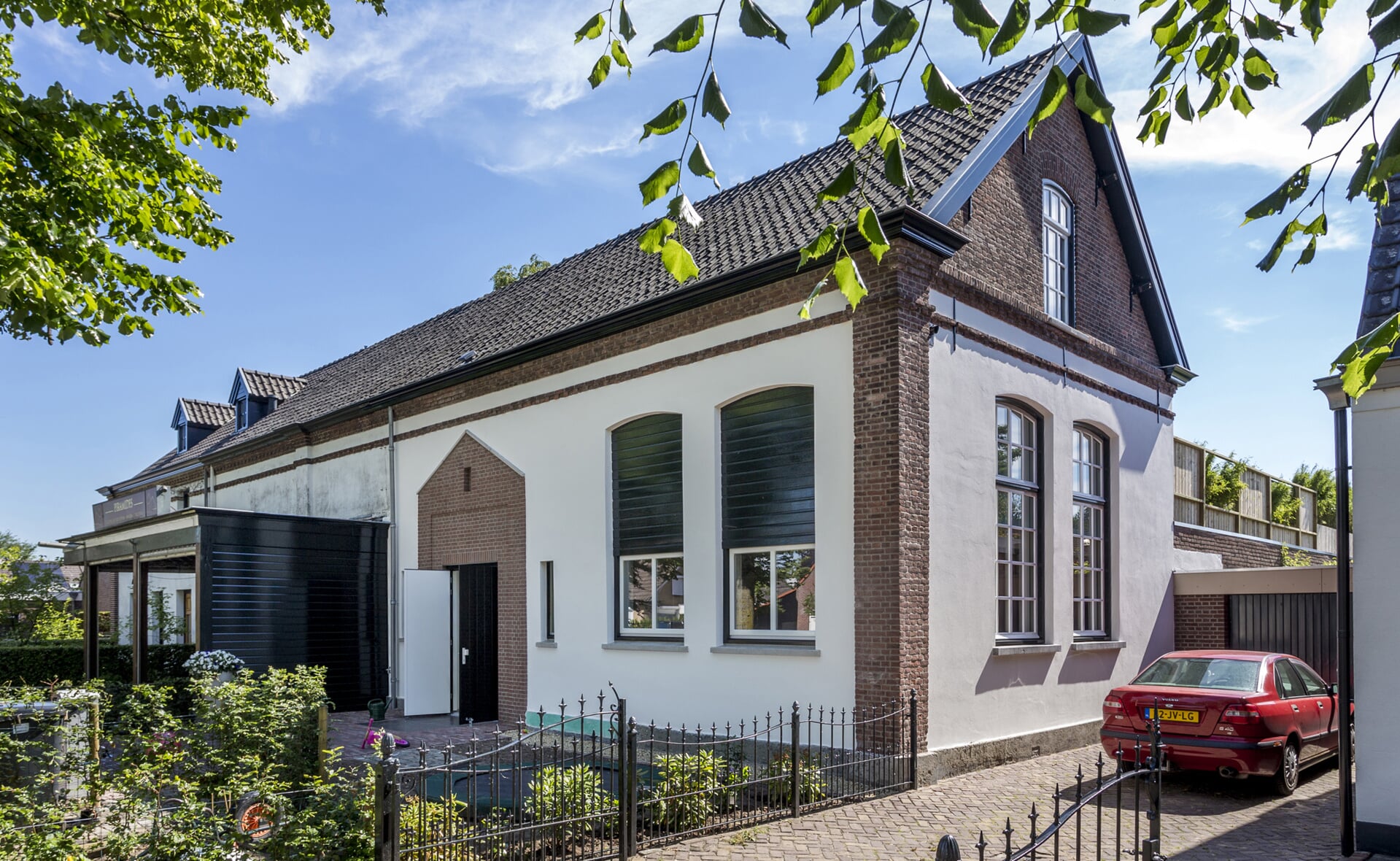 Het patronaat in Liempde: moderne woning in een monumentaal jasje... (Foto: Peter de Koning).