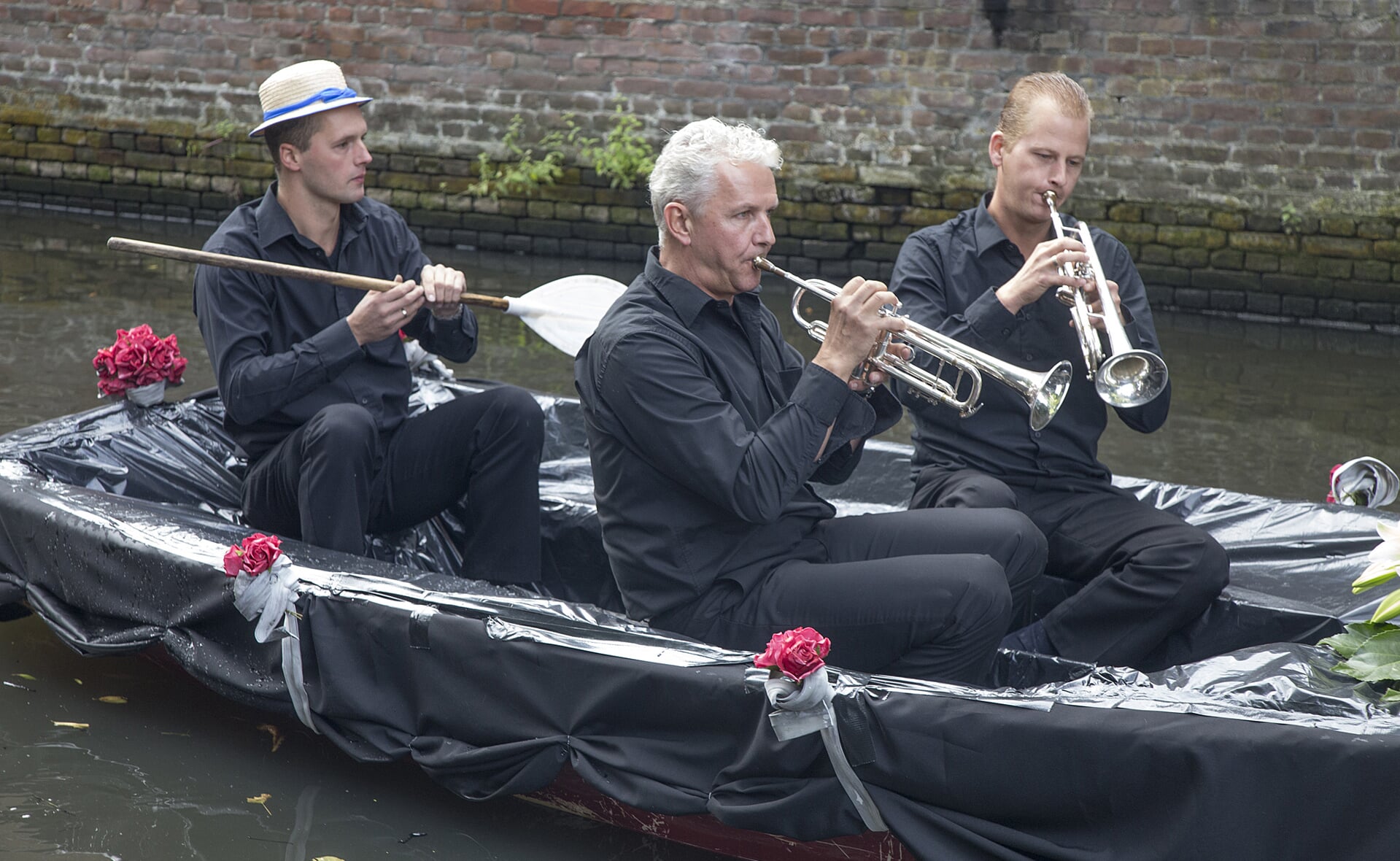 Marcel de Vries en Ad Voets musiceren tijdens de eerste editie van het Dommeltheater in 2013. (Foto: Peter de Koning).