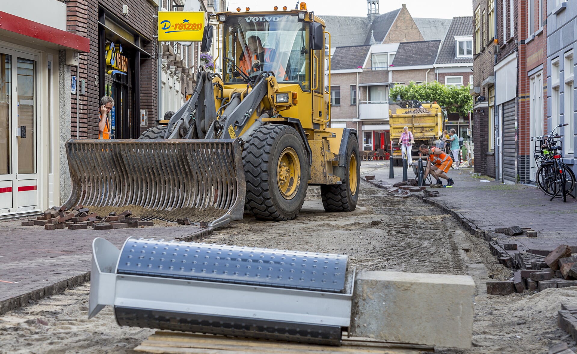 De reconstructie van de Kruisstraat begon maandag met het weghalen van de oude bestrating. Ook hier komen kasseien te liggen, die voorheen een plekje hadden op het Breukelsplein. (Foto: Peter de Koning).