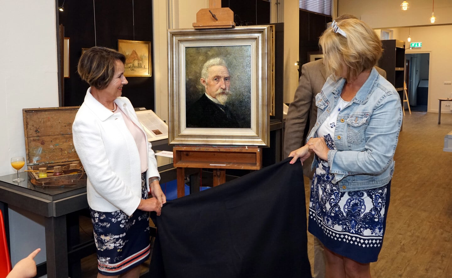 Cécile Remmers, kleindochter van kunstschilder Pierre Janssen, opent de expositie met werken van haar grootvader met wethouder Marusjka Lestrade van de gemeente Boxtel. (Foto: Albert Stolwijk). 