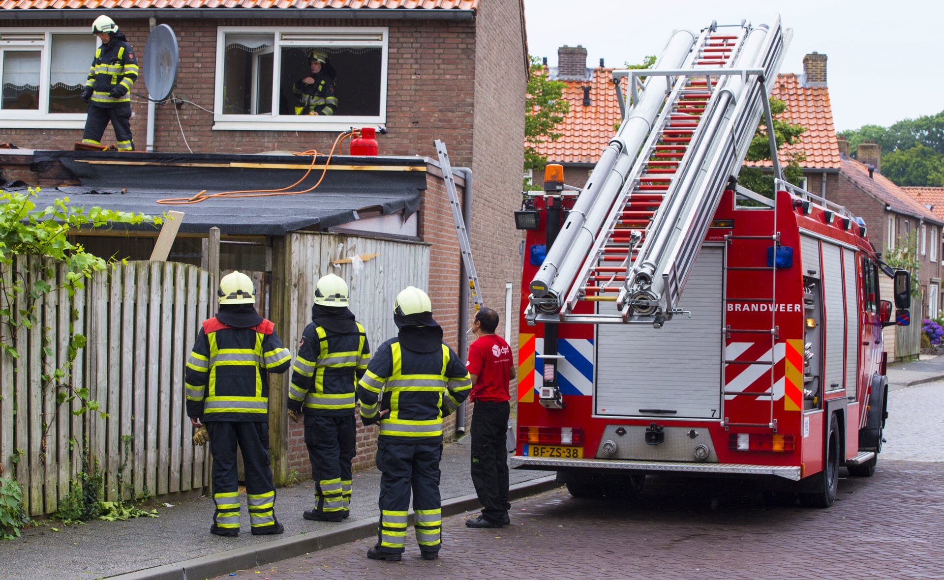 Bij het plaatsen van nieuw dakleer op een aanbouw ontstond een brandje achter een woning aan de Sint-Sebastiaanstraat. (Foto: Sander van Gils). 