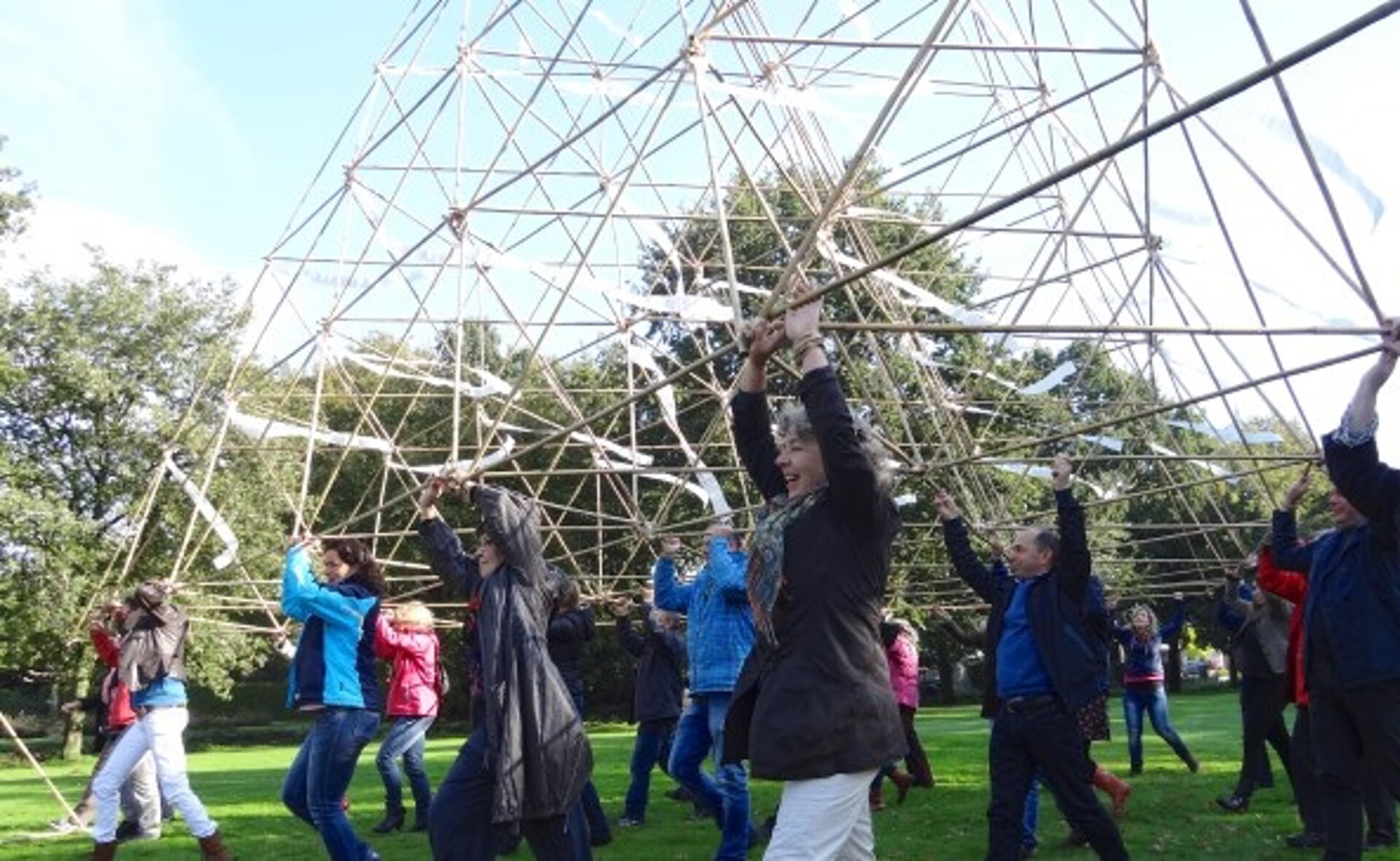 Vrijwilligers van Nabij bouwen samen een piramide van bamboe op de internationale dag van de palliatieve zorg in 2013. 