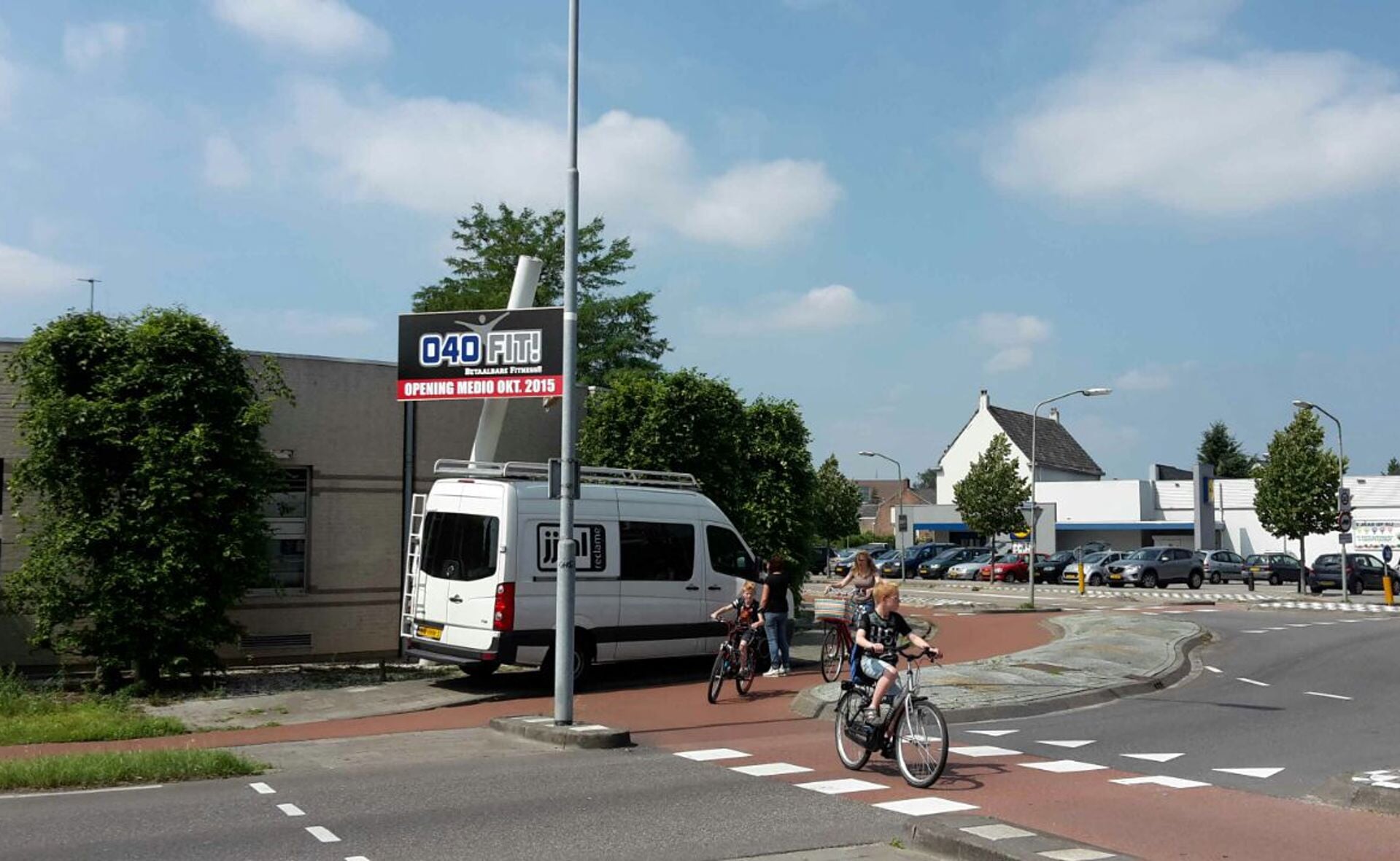 Sinds vrijdag hangt het bord 040FIT! bij het voormalig postsorteercentrum aan de Fellenoord. De sportschool opent in de maand oktober. (Foto: Henk van Weert).