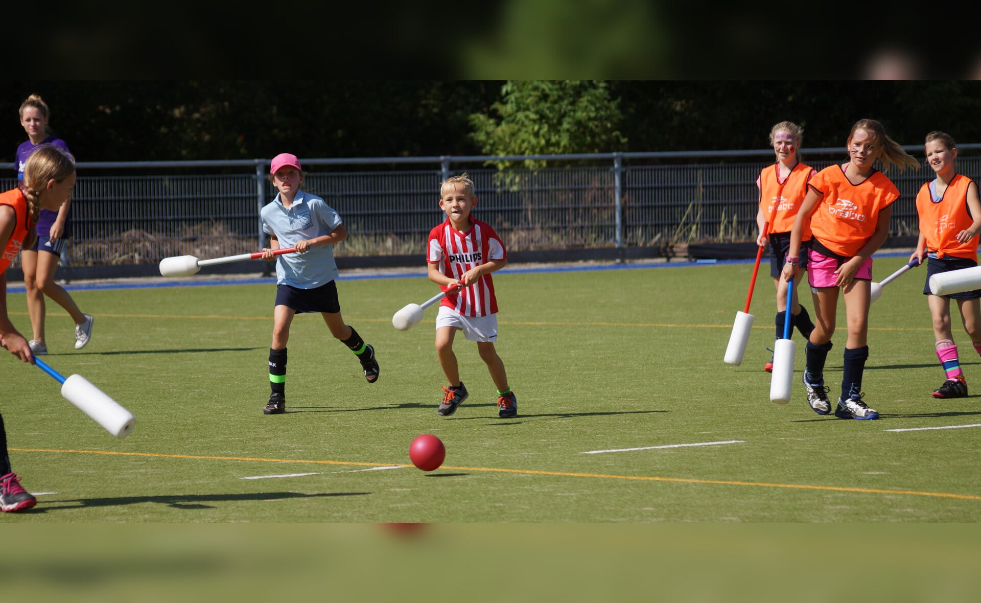 De jeugd vermaakte zich zaterdagmiddag prima tijdens de hockeyclinic voor het goede doel op het terrein van HCL in Liempde. (Foto: Albert Stolwijk).