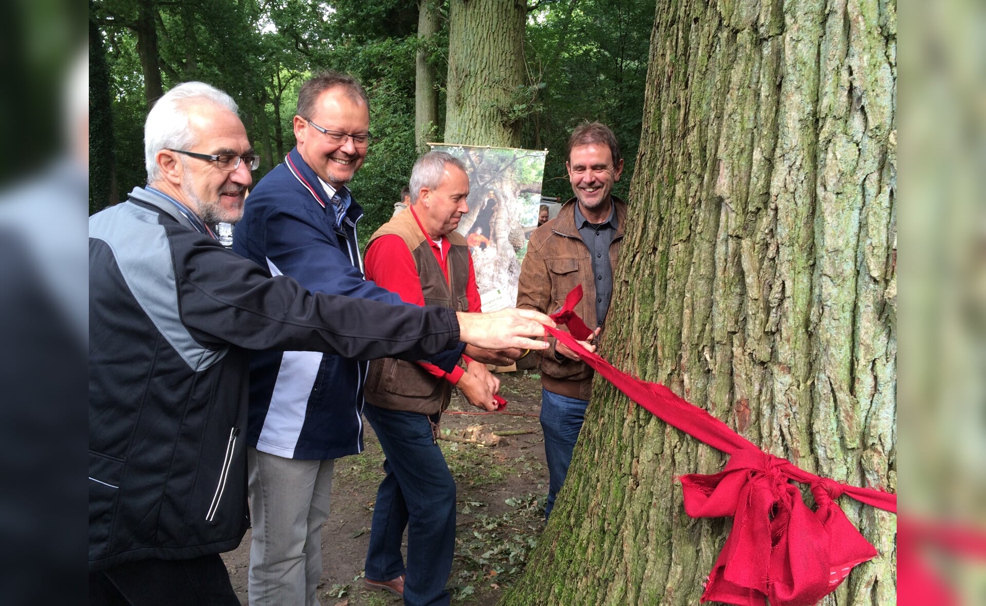 René Fraaije, Erik ter Heide en de wethouders Herman van Wanrooij en Peter van de Wiel onthulden de nieuwste Wereldboom.