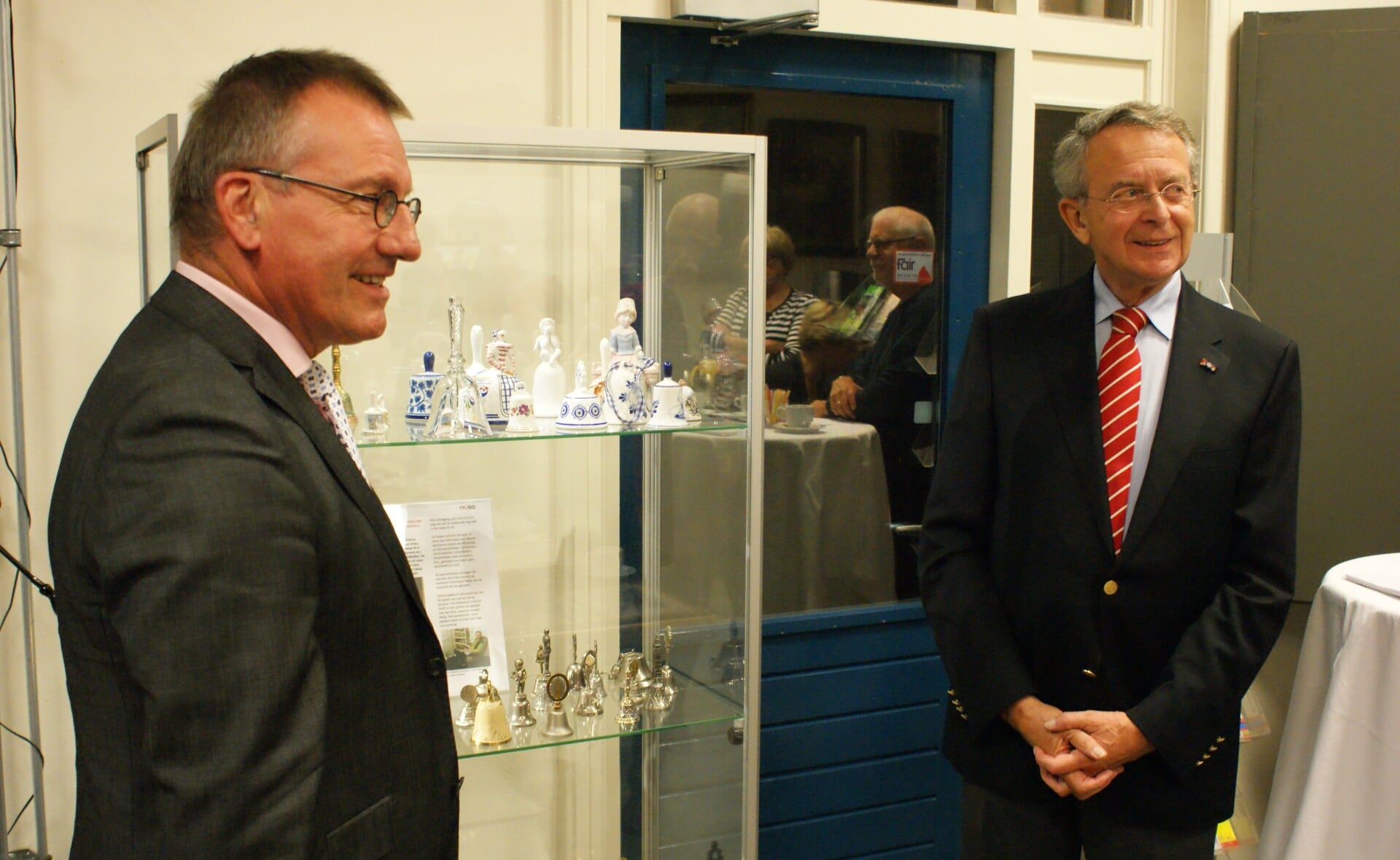 MuBo-voorzitter Jan van Homelen (rechts) onthulde met Evert Meijs een vitrine waarin een deel van de tafelbellen van moeder Drika Meijs te bewonderen zijn. (Foto: Marc Cleutjens).