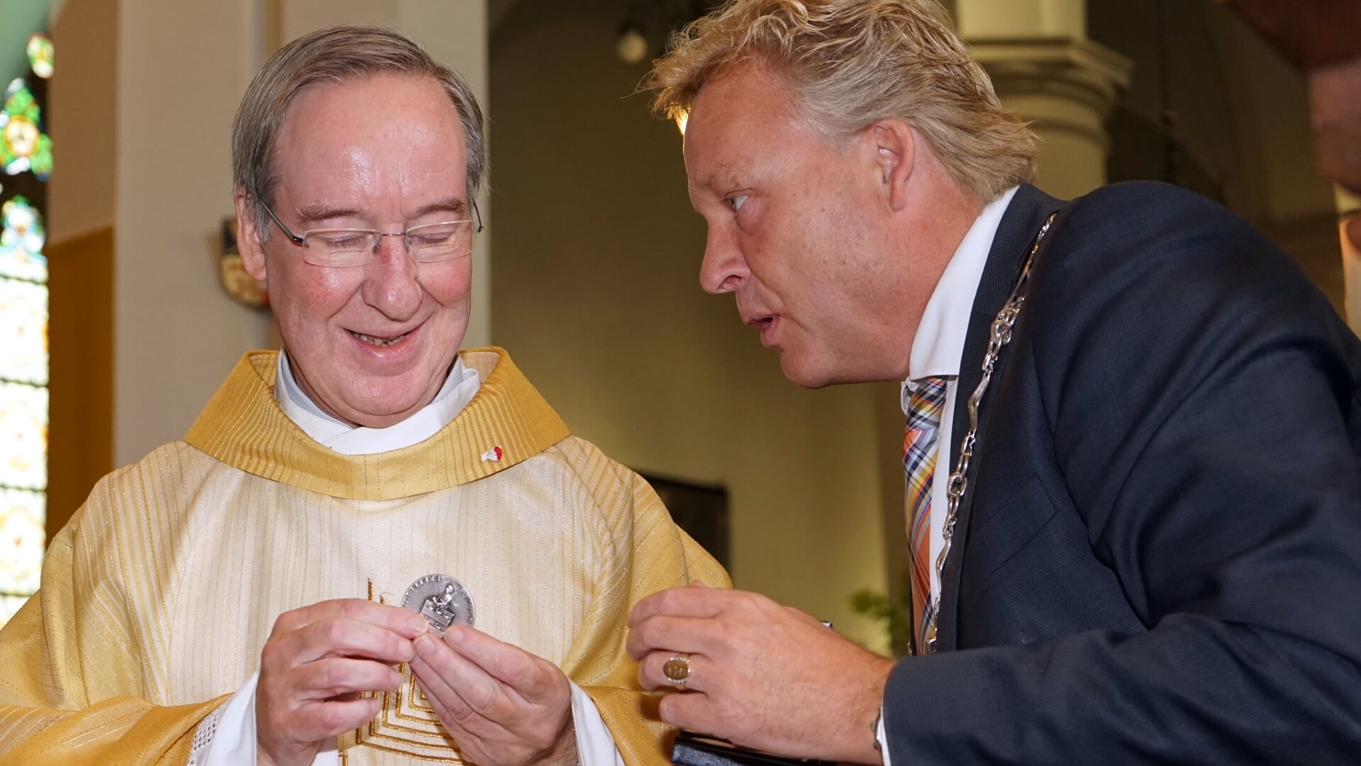 Richard Niessen ontvangt bij zijn afscheid als pastoor de zilveren erepenning van de gemeente Boxtel uit handen van toenmalig burgemeester Mark Buijs.