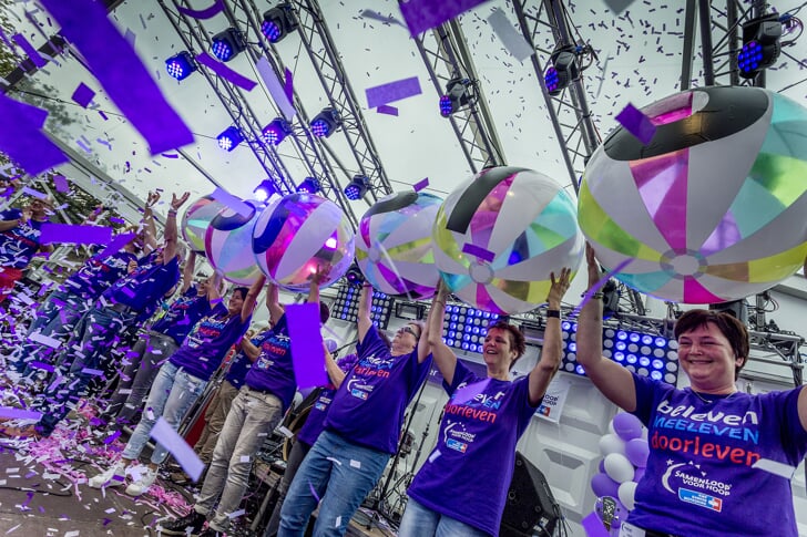 Met behulp van grote strandballen werd september 2015 het eindbedrag bekendgemaakt dat de Liempdenaren in de strijd tegen kanker hadden opgehaald.