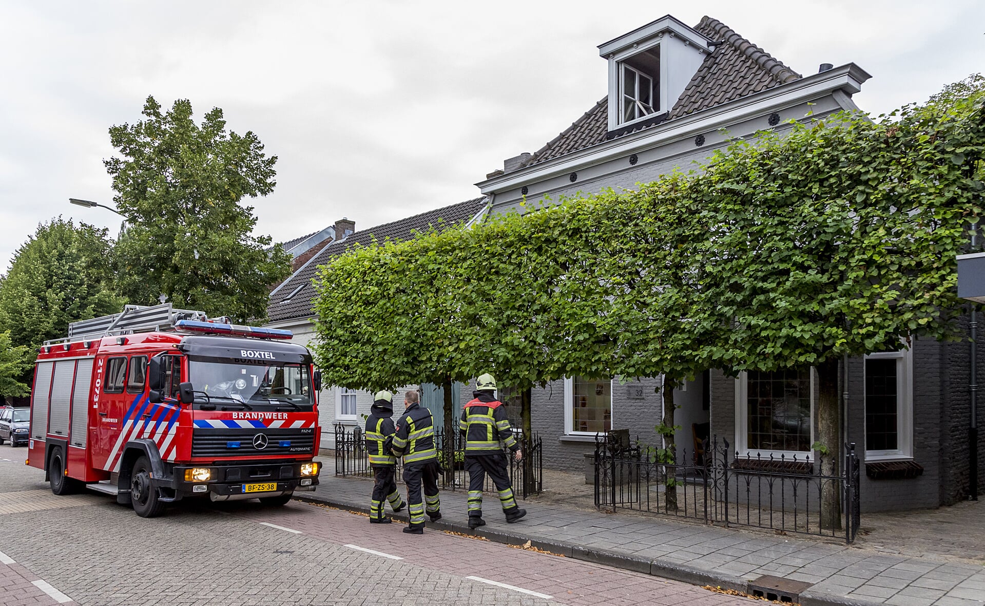 De brandweer van Boxtel kreeg dinsdagochtend een melding over een zolderbrand in de Molenstraat.  (Foto: Peter de Koning). 