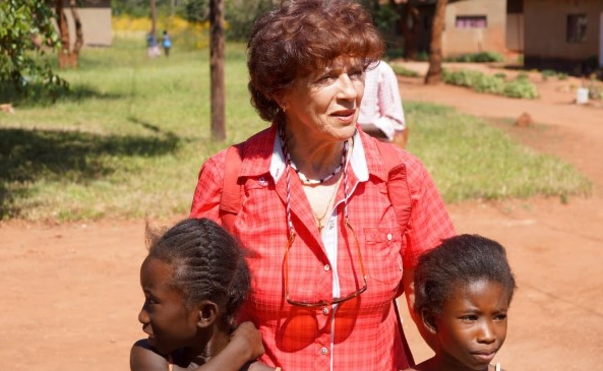 Anne Martens met 2 weeskinderen in Palabana Kinderdorp – bij Lusaka  in Zambia