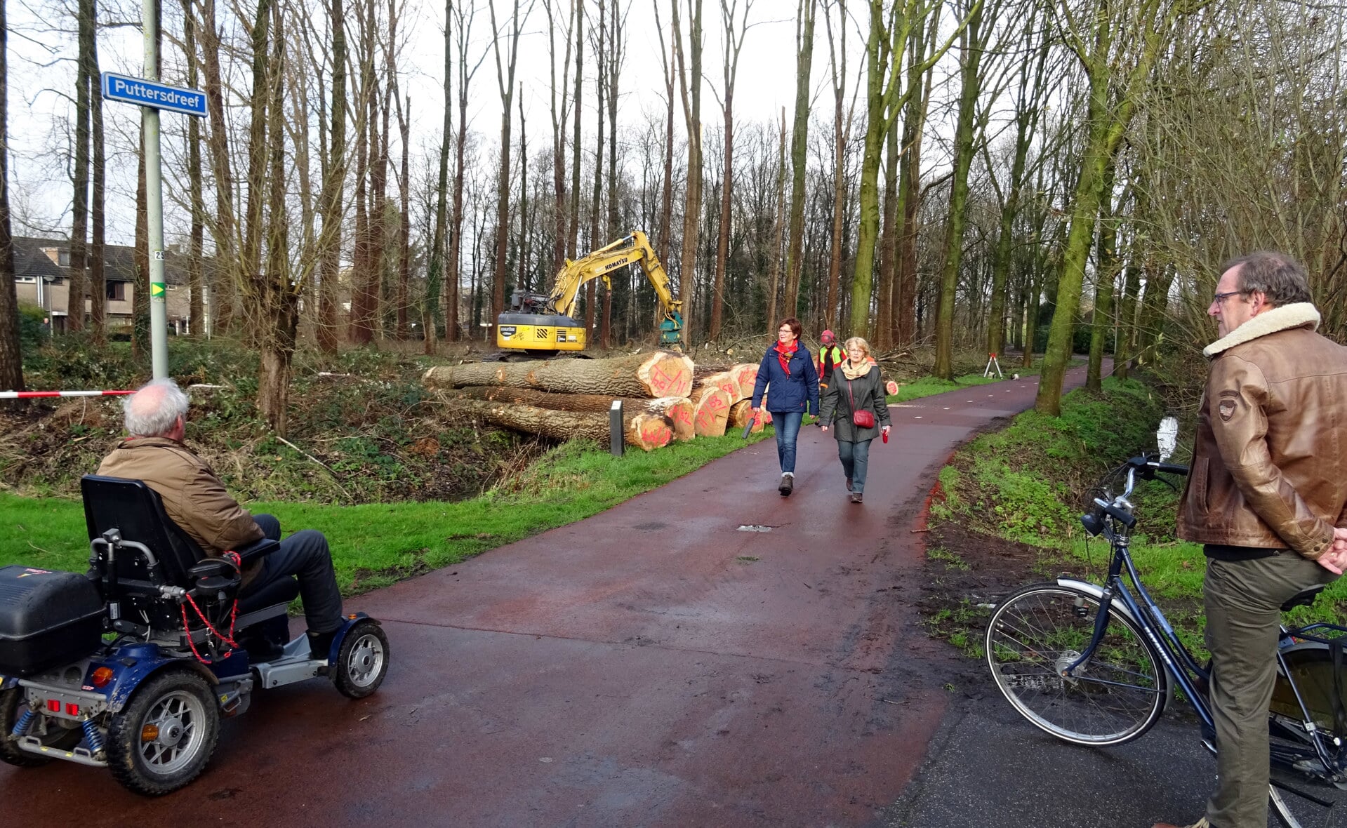 Onder toeziend oog van enkele buurtbewoners is maandagochtend een begin gemaakt met het rooien van populierenbomen in Boxtel-Oost. (Foto: Albert Stolwijk).