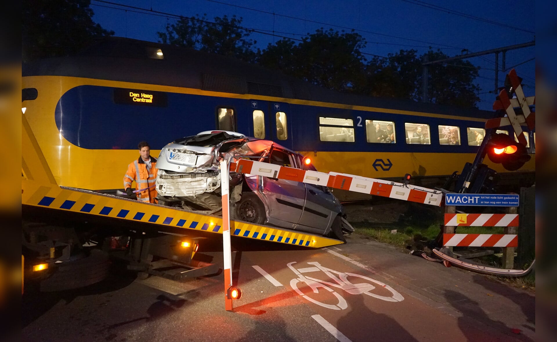 Het treinverkeer rond station Boxtel was vorig jaar 52 keer onderbroken door storingen en ongevallen, zoals op de dubbele overweg in de Tongersestraat. (Foto: Albert Stolwijk).