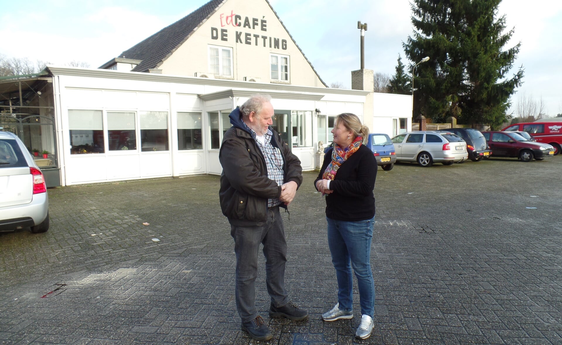Leo Spanenburg en Riekske van Dinther op de parkeerplaats bij eetcafé De Oude Ketting. (Foto: Henk van Weert). 
