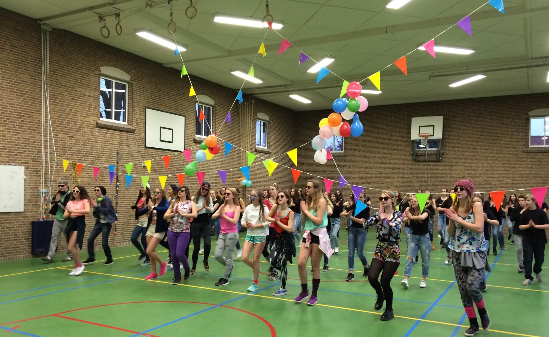 De afsluitende dans van de lipdub die leerlingen van het Jacob-Roelandslyceum donderdagmiddag opnamen in de school. (Foto: Annelieke van der Linden).