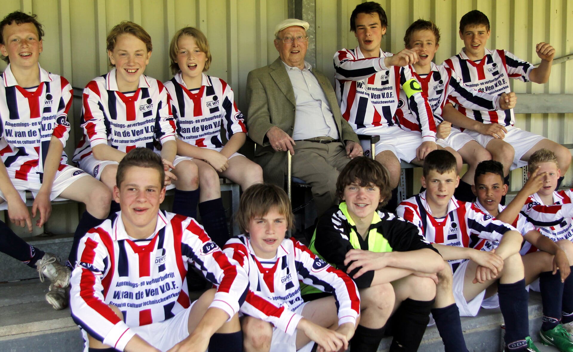 Ben van Vegchel poseert in 2010 temidden van de spelers die toen in C1 speelden. Van Vegchel overleed zaterdag op 95-jarige leeftijd. (Foto: Gerard Schalkx).