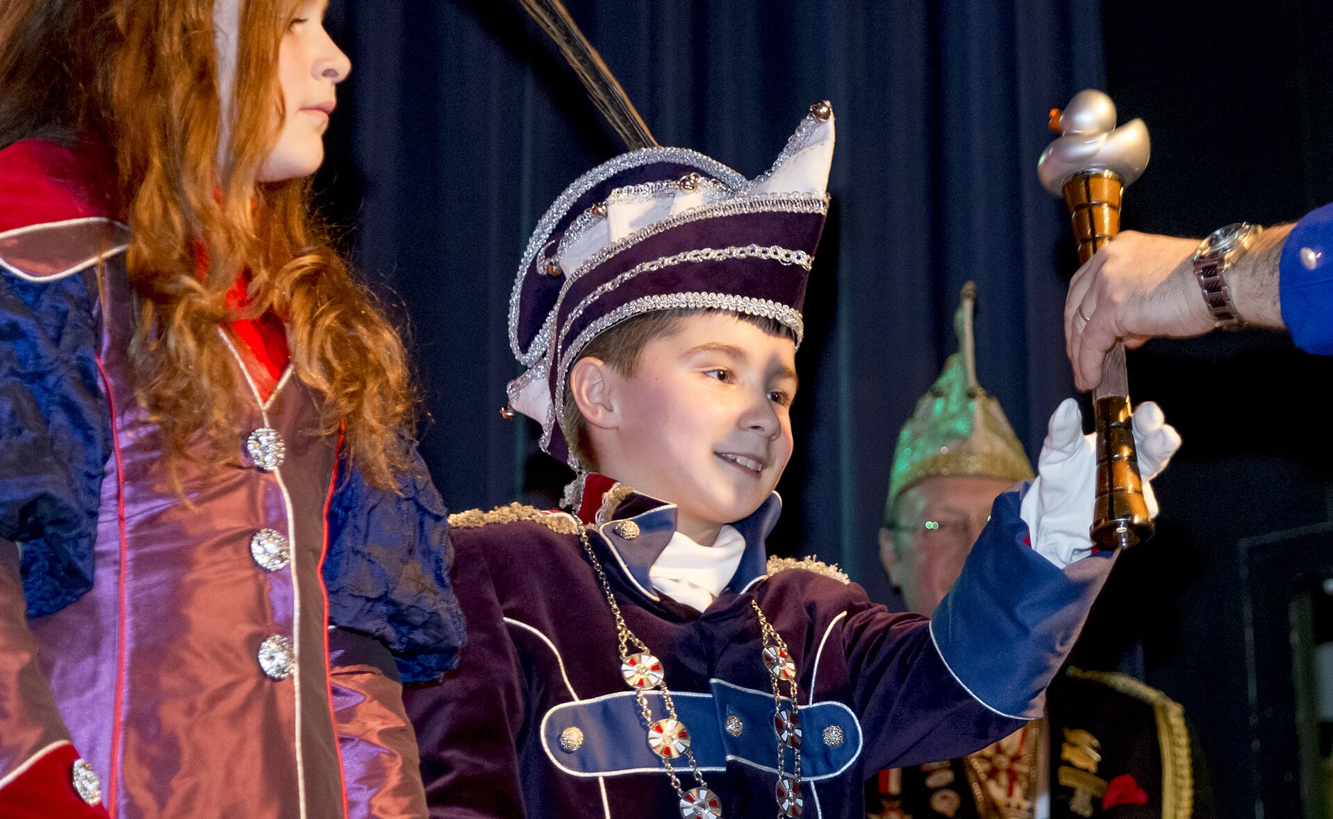 Teun Toemen van de Sint-Petrusschool zwaaide vorig jaar als jeugdprins de scepter over Eendengat. Links Lieke Queens van De Beemden, die jeugdprinses was. (Foto: Peter de Koning). 