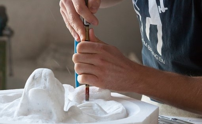 Je kunt gebruik maken van het gereedschap van het hobbycentrum. Meer en info over aanmelden op de site.