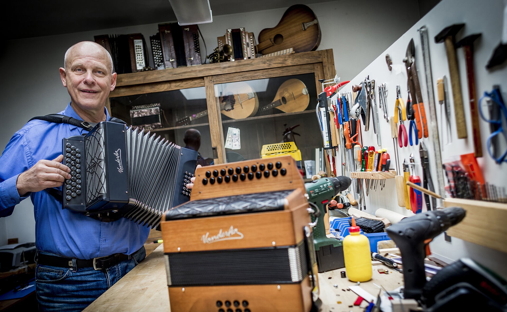Frans van der Aa maakt al 42 jaar accordeons. Zijn clientèle komt van over de hele wereld, met Carel Craayenhof als misschien wel zijn bekendste klant. Zijn atelier heeft hij sinds 2012 gewoon aan huis.